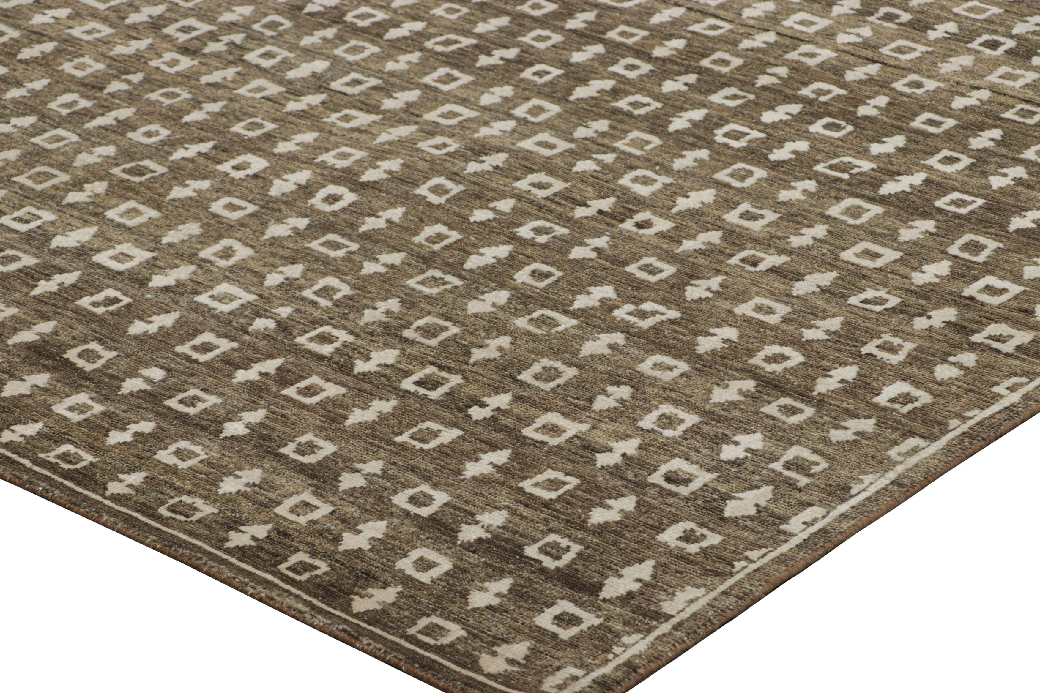 Rug & Kilim's Blockdruck-Teppich in Brown mit cremefarbenen geometrischen Mustern (Handgeknüpft) im Angebot