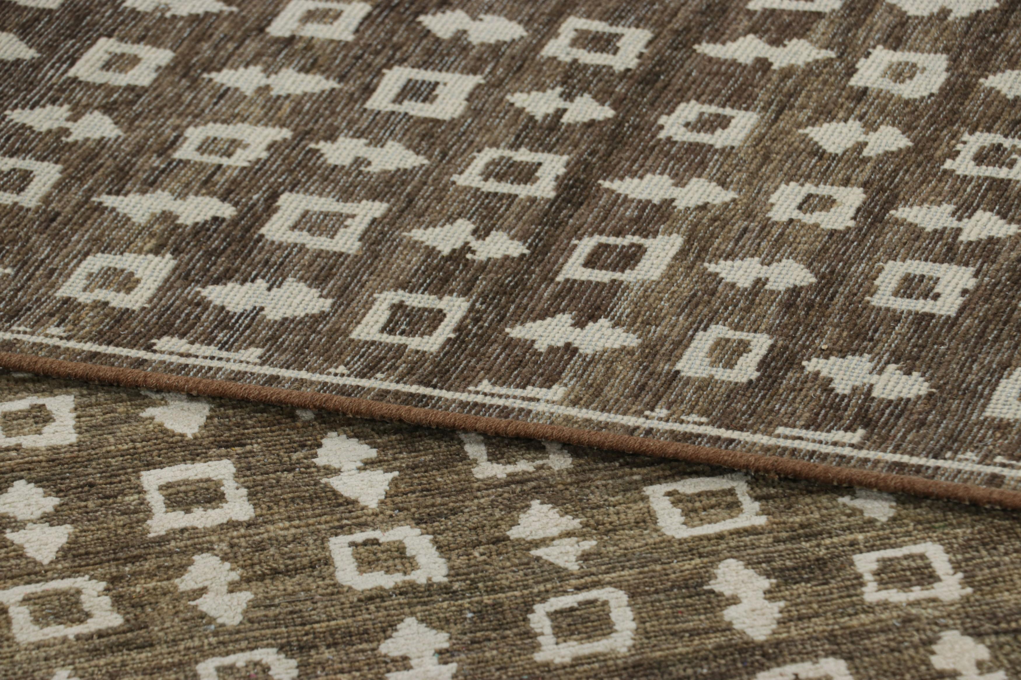Rug & Kilim's Blockdruck-Teppich in Brown mit cremefarbenen geometrischen Mustern im Zustand „Neu“ im Angebot in Long Island City, NY