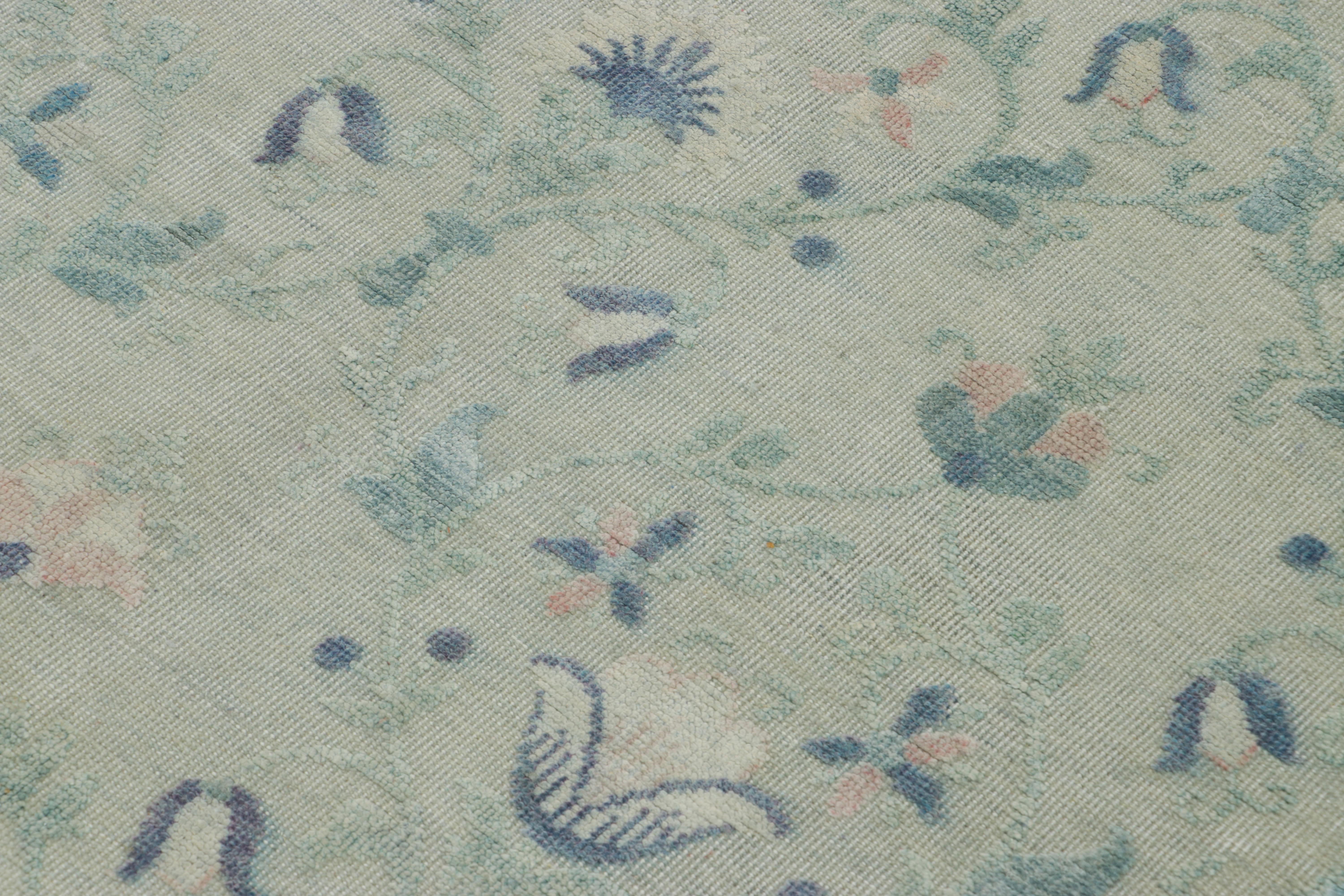 Annodato a mano in lana e seta, questo tappeto moderno 4x5 è un'audace aggiunta alla Block Print Collection di Rug & Kilim, una linea innovativa che celebra il fascino artigianale della stampa a blocchi reimmaginata in forma contemporanea annodata a