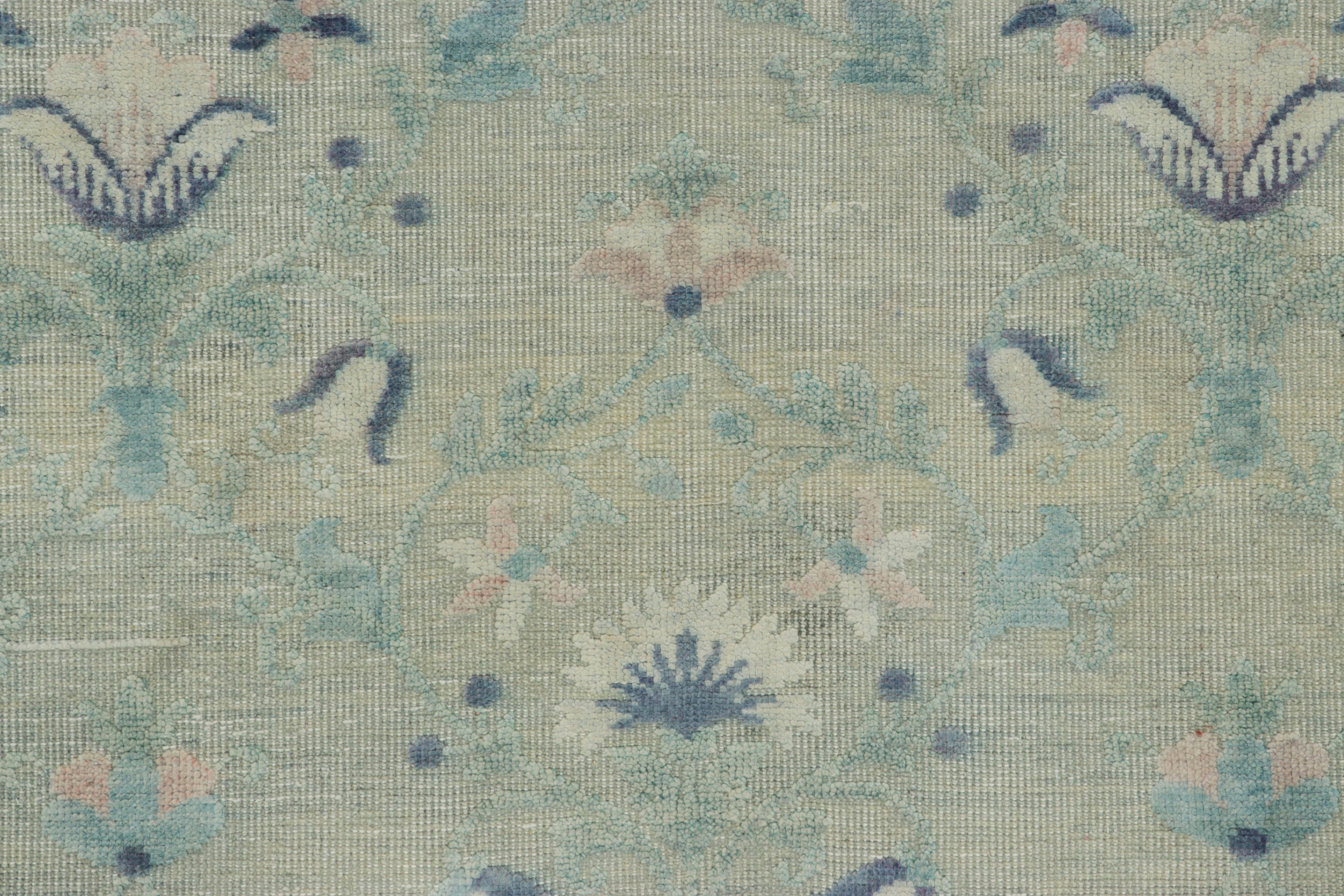 Indiano Rug & Kilim è un tappeto con stampa a blocchi con motivi floreali blu e grigi. in vendita