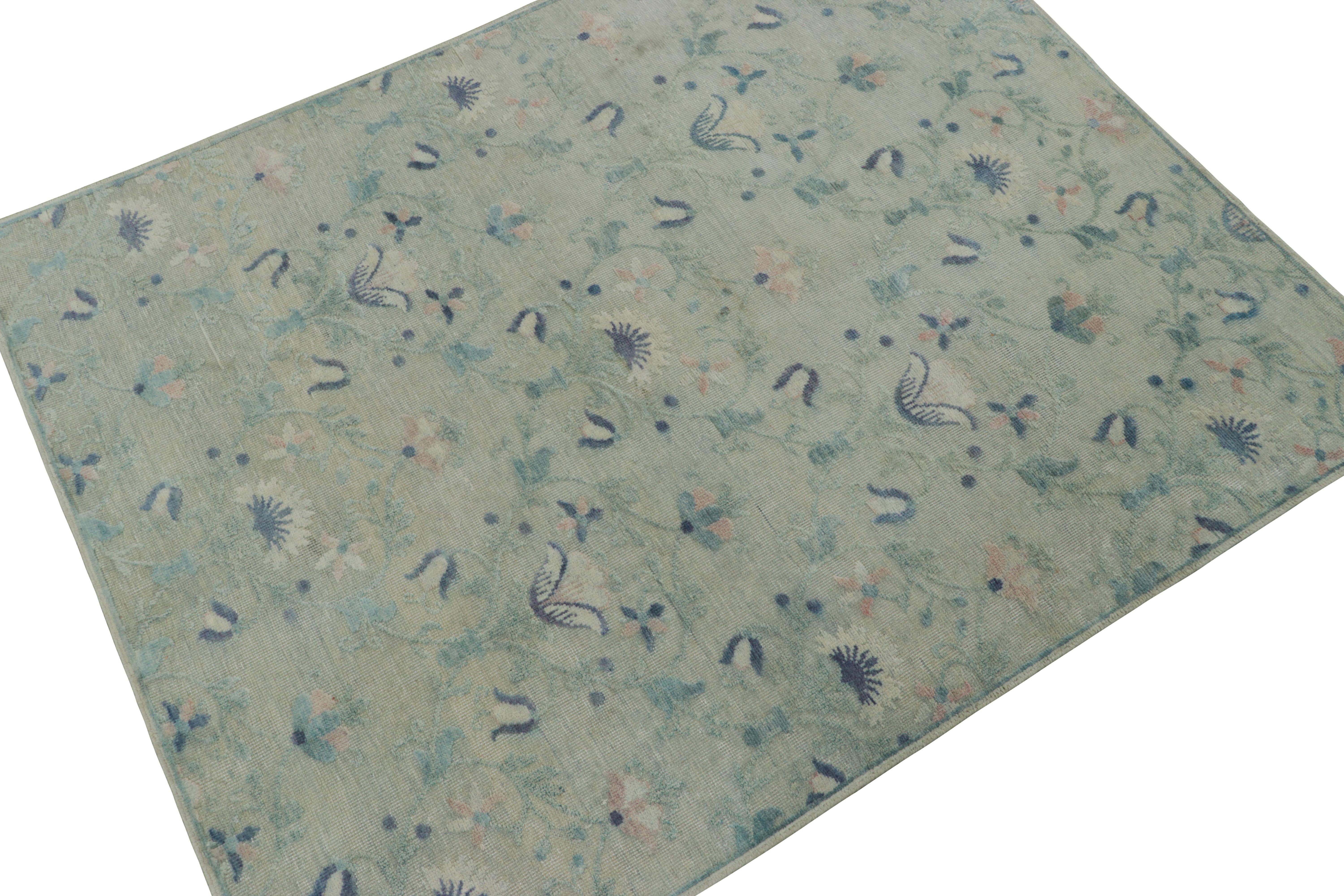 Annodato a mano Rug & Kilim è un tappeto con stampa a blocchi con motivi floreali blu e grigi. in vendita