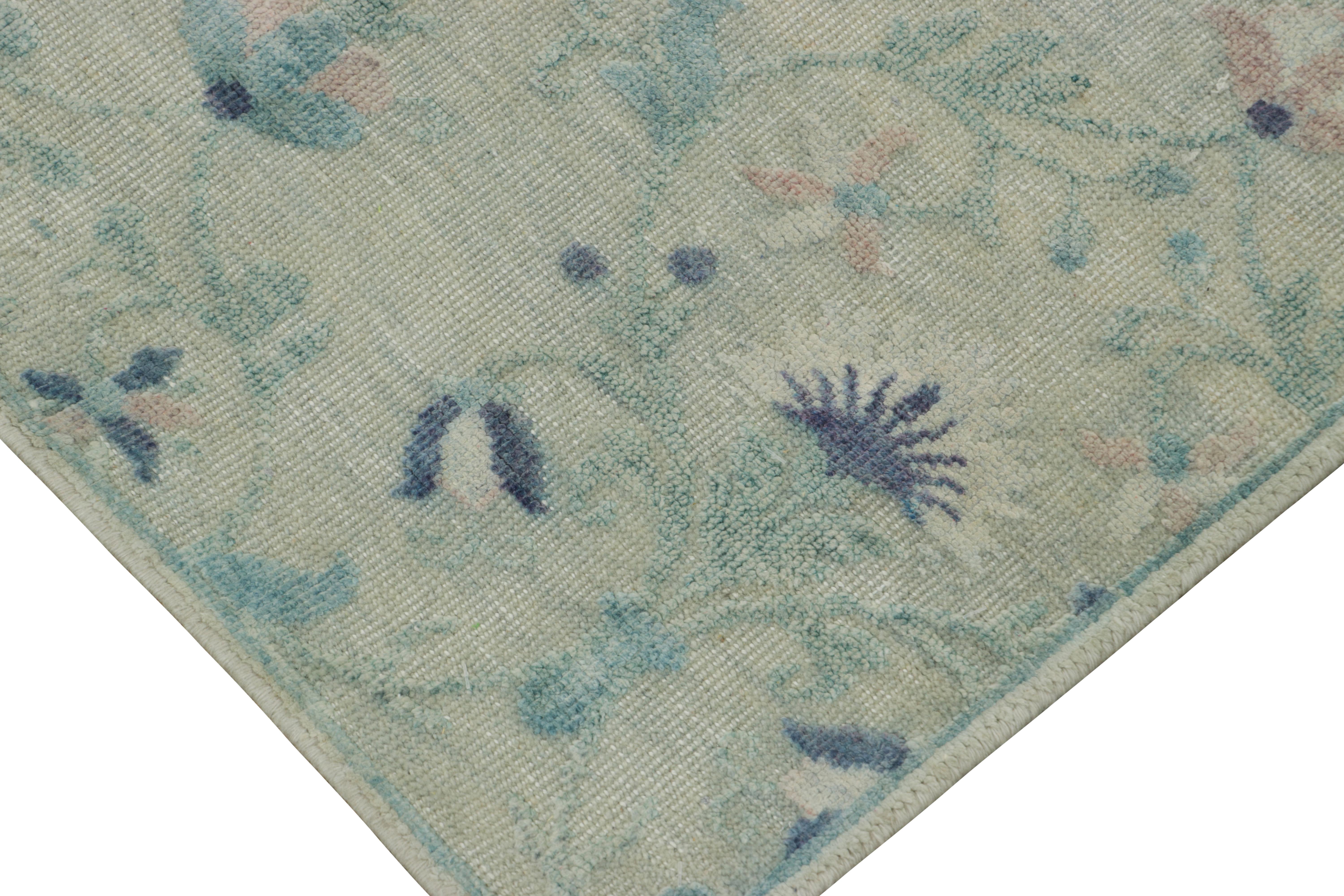 Rug & Kilim è un tappeto con stampa a blocchi con motivi floreali blu e grigi. In condizioni Nuovo in vendita a Long Island City, NY