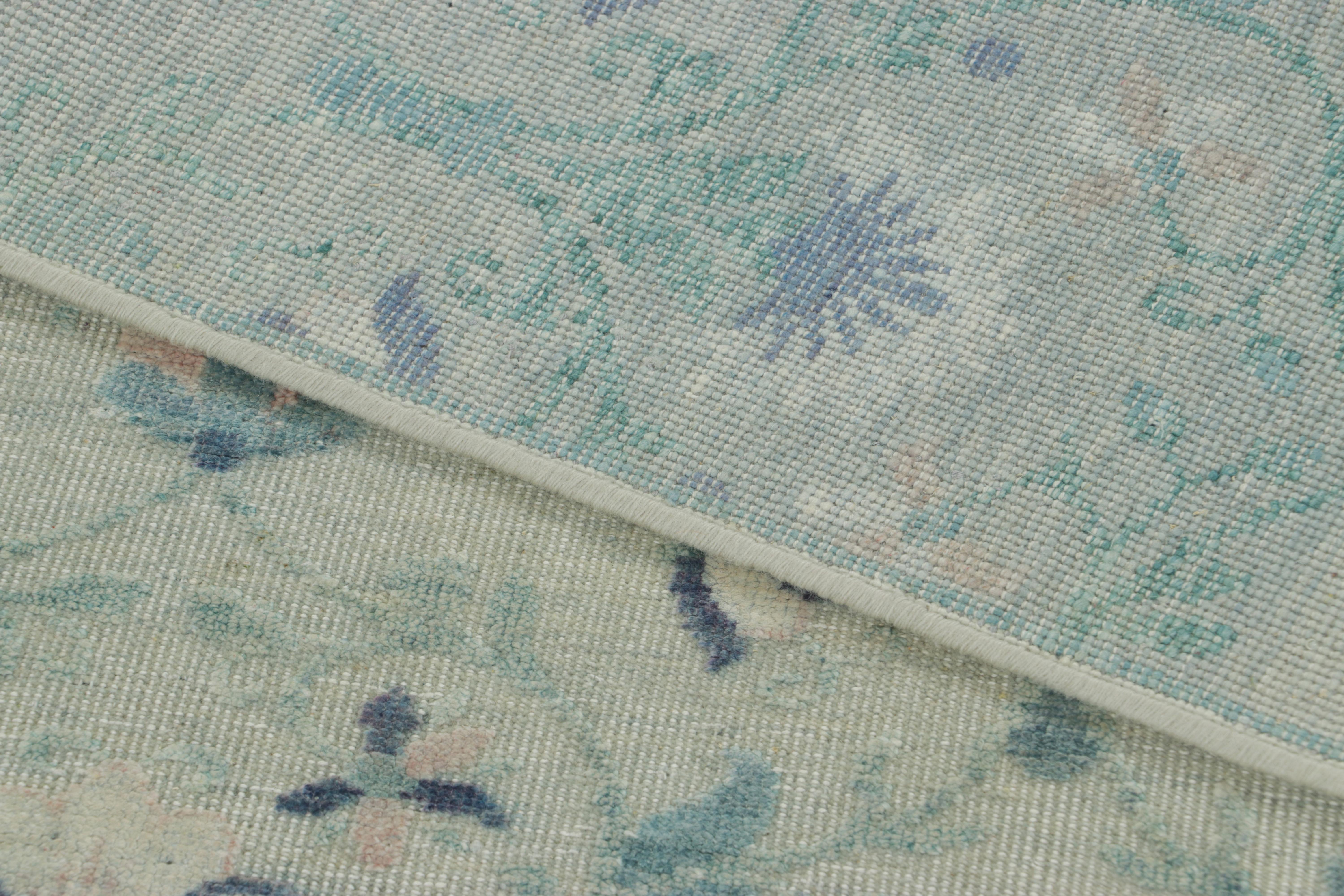 XXI secolo e contemporaneo Rug & Kilim è un tappeto con stampa a blocchi con motivi floreali blu e grigi. in vendita