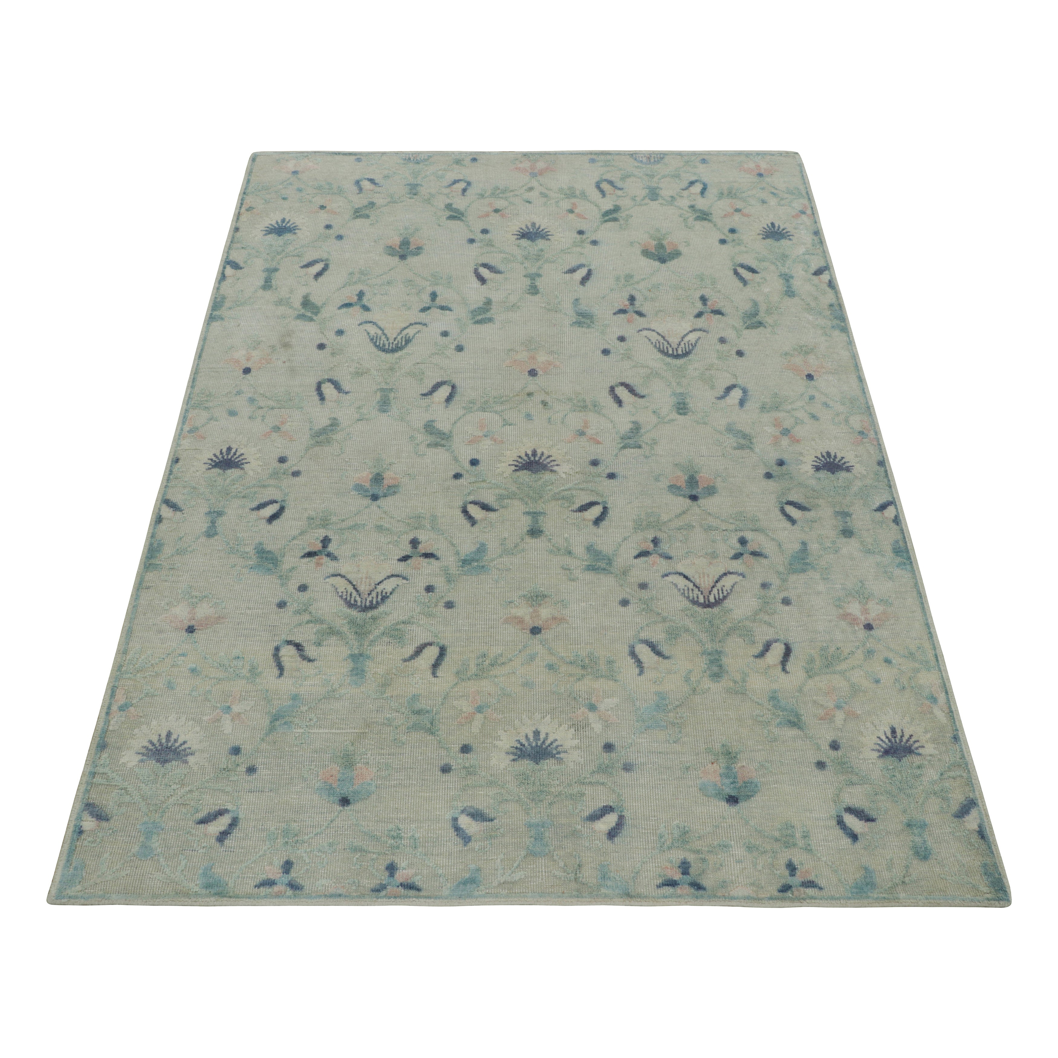 Rug & Kilim è un tappeto con stampa a blocchi con motivi floreali blu e grigi. in vendita