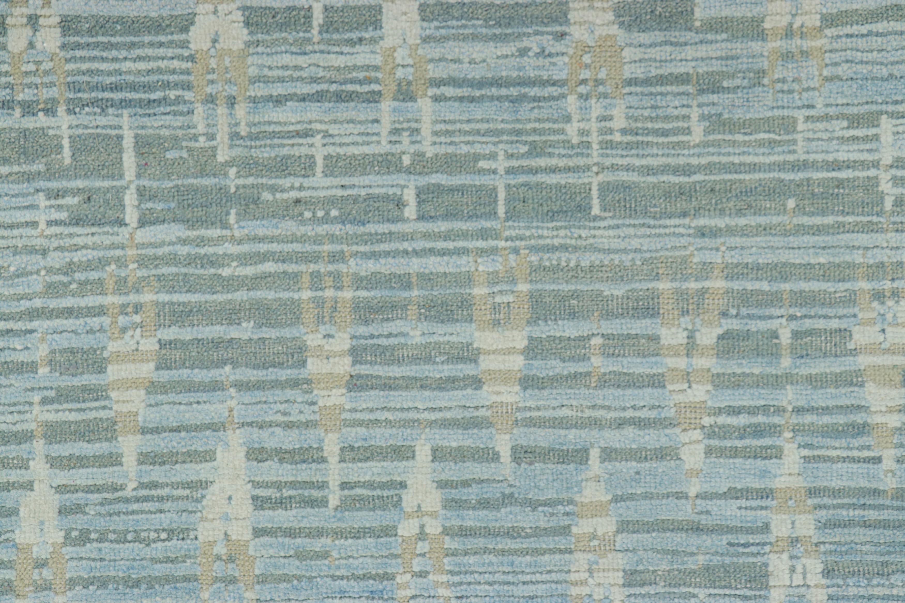 Moderne Tapis imprimé en bloc de Rug & Kilim, bleu clair avec motif géométrique beige et crème en vente