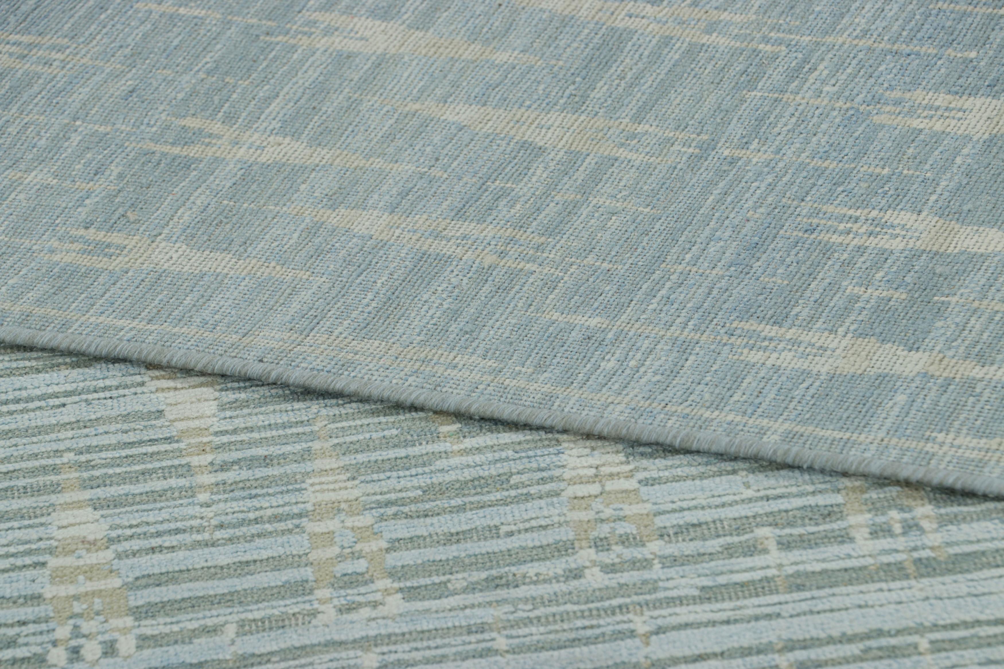 XXIe siècle et contemporain Tapis imprimé en bloc de Rug & Kilim, bleu clair avec motif géométrique beige et crème en vente
