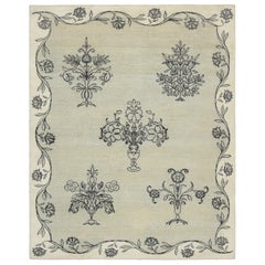 Tapis imprimé en bloc de Rug & Kilim, blanc et taupe avec d'élégants motifs floraux noirs