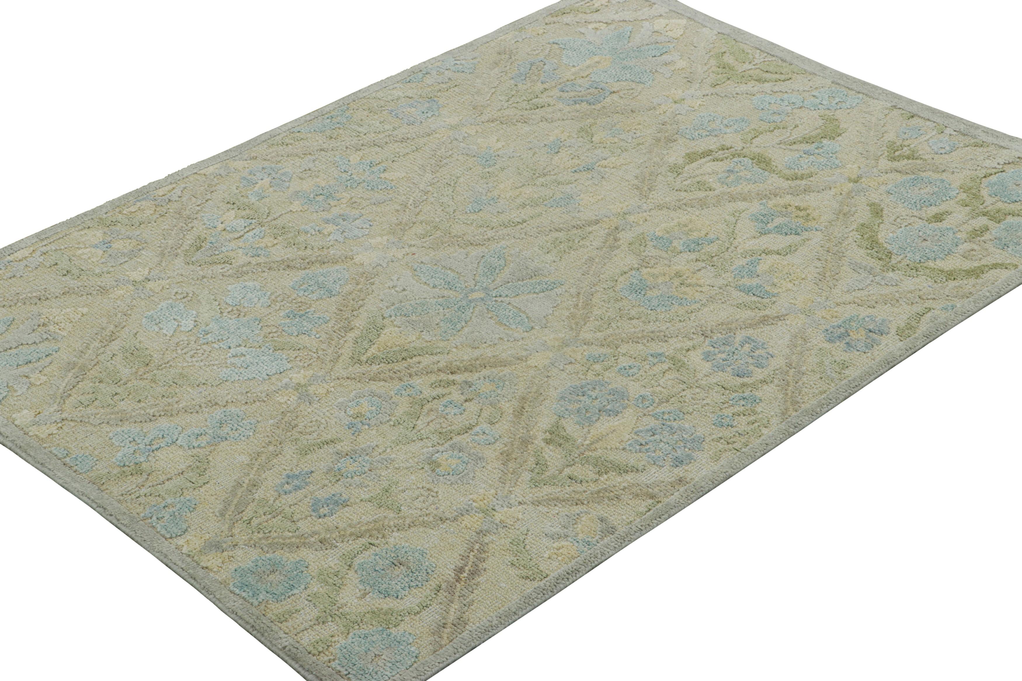 Rug & Kilim's Blockdruck-Teppich mit blauen und grünen Blumenmustern (Moderne) im Angebot