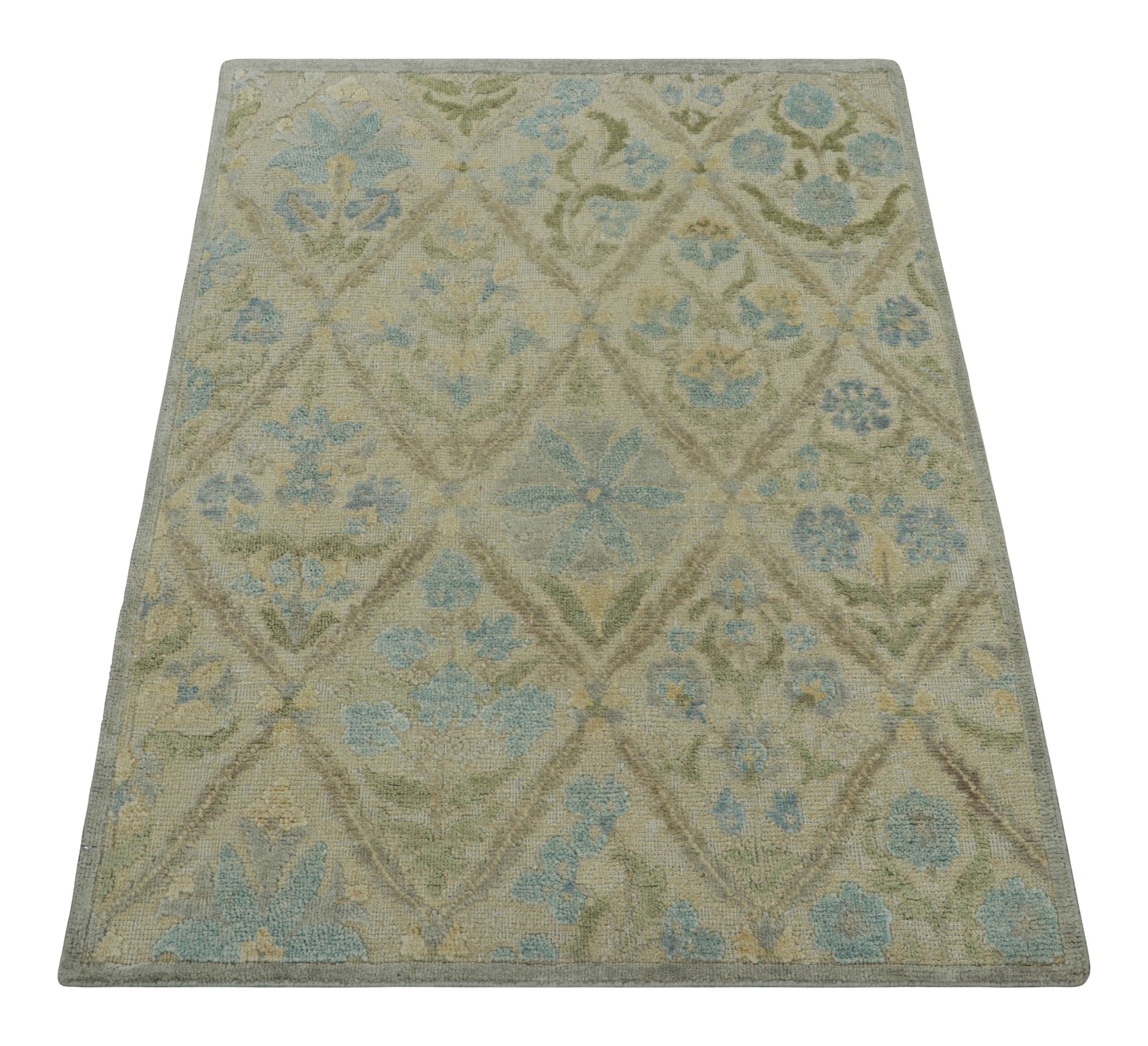 Rug & Kilim's Blockdruck-Teppich mit blauen und grünen Blumenmustern (Indisch) im Angebot