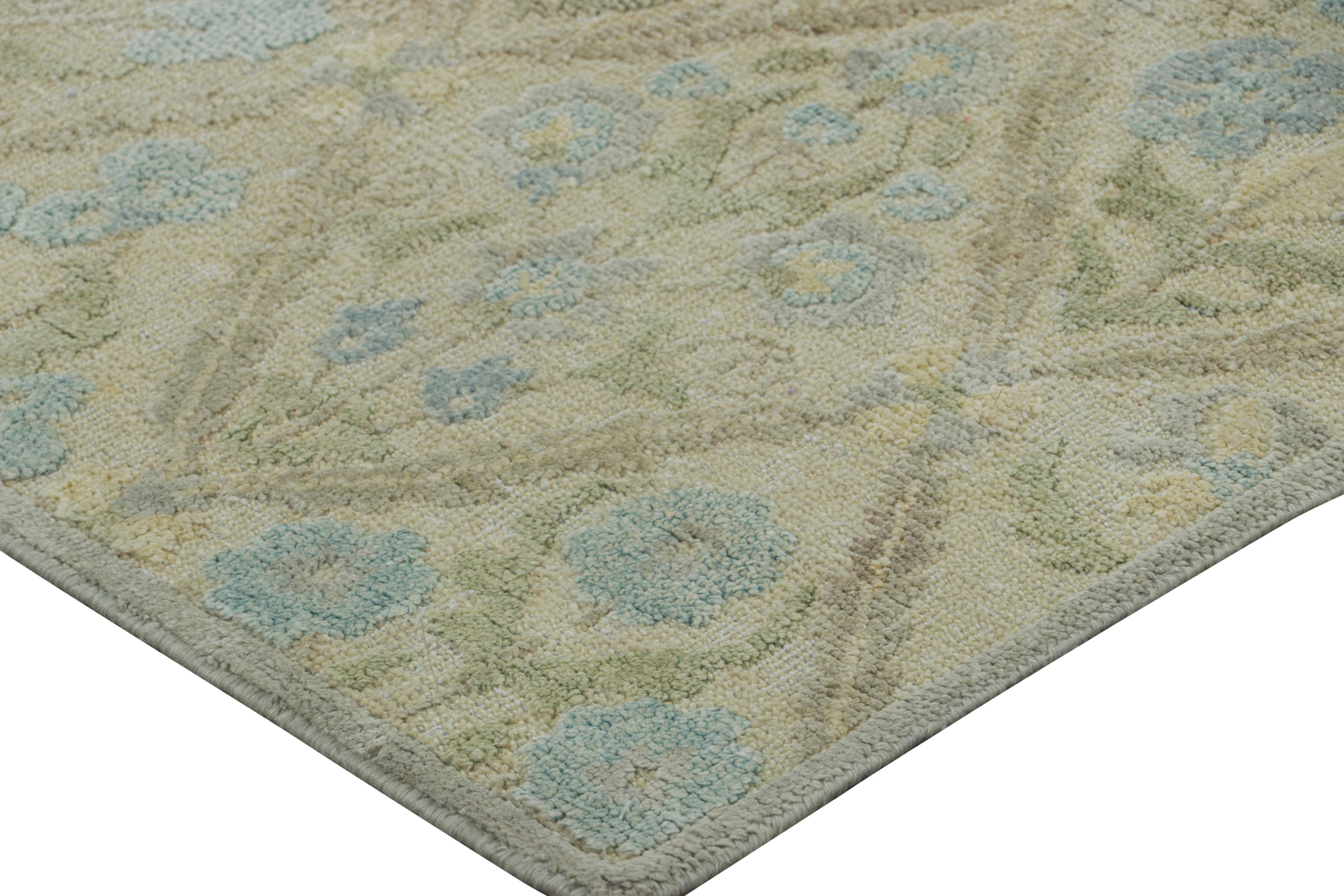 Rug & Kilim's Blockdruck-Teppich mit blauen und grünen Blumenmustern (Handgeknüpft) im Angebot