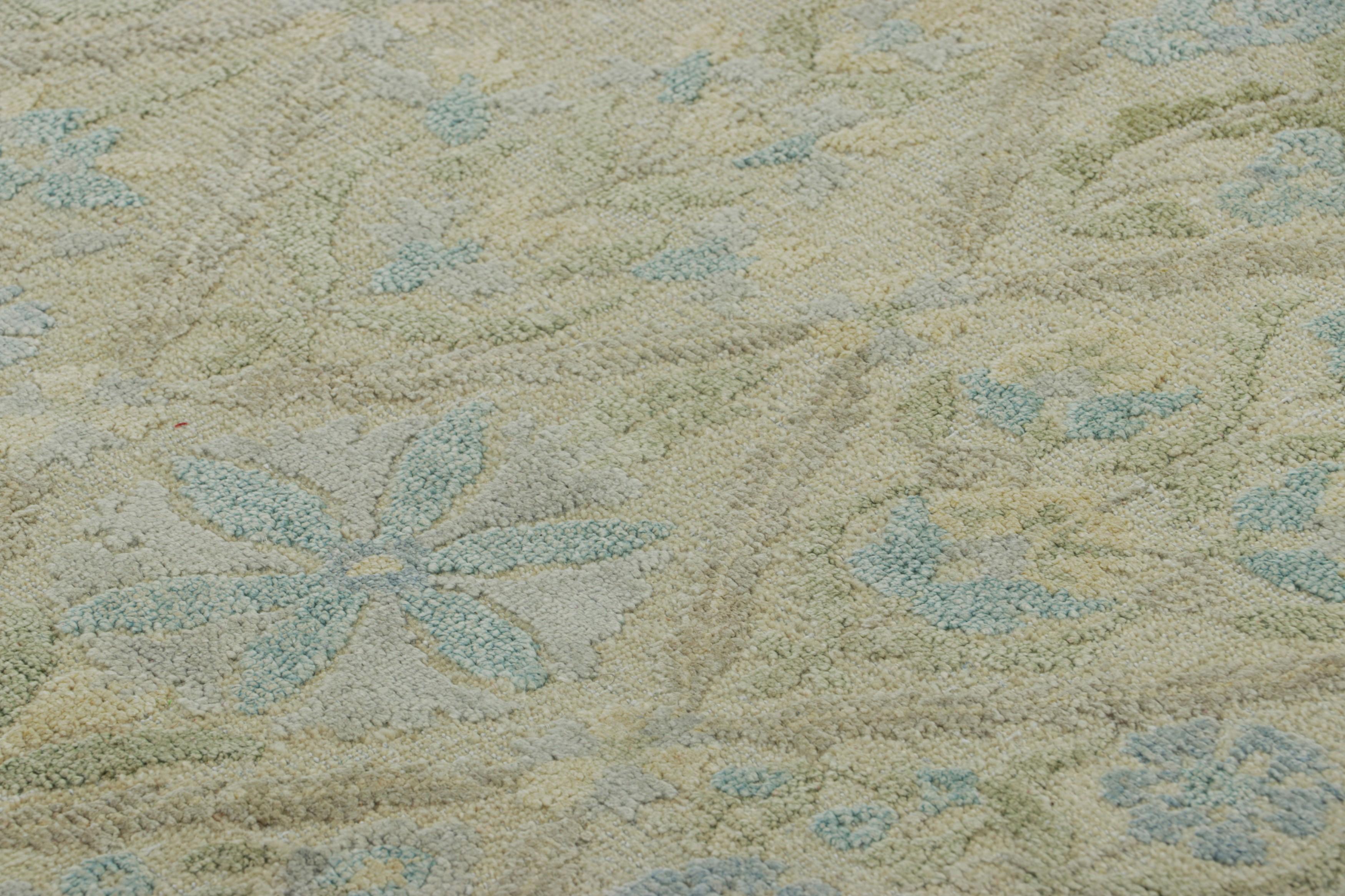 Rug & Kilim's Blockdruck-Teppich mit blauen und grünen Blumenmustern im Zustand „Neu“ im Angebot in Long Island City, NY