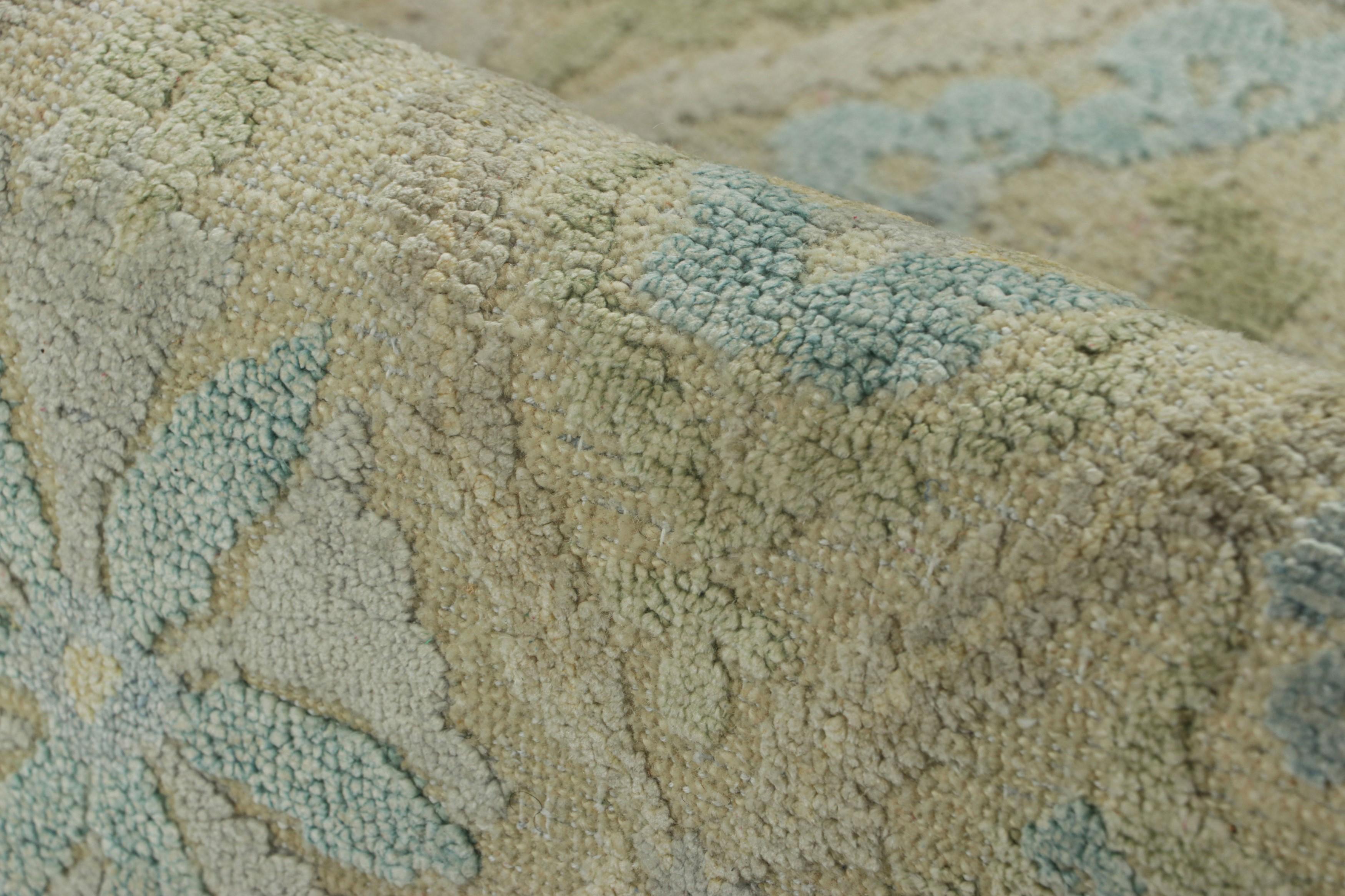 Rug & Kilim's Blockdruck-Teppich mit blauen und grünen Blumenmustern (21. Jahrhundert und zeitgenössisch) im Angebot