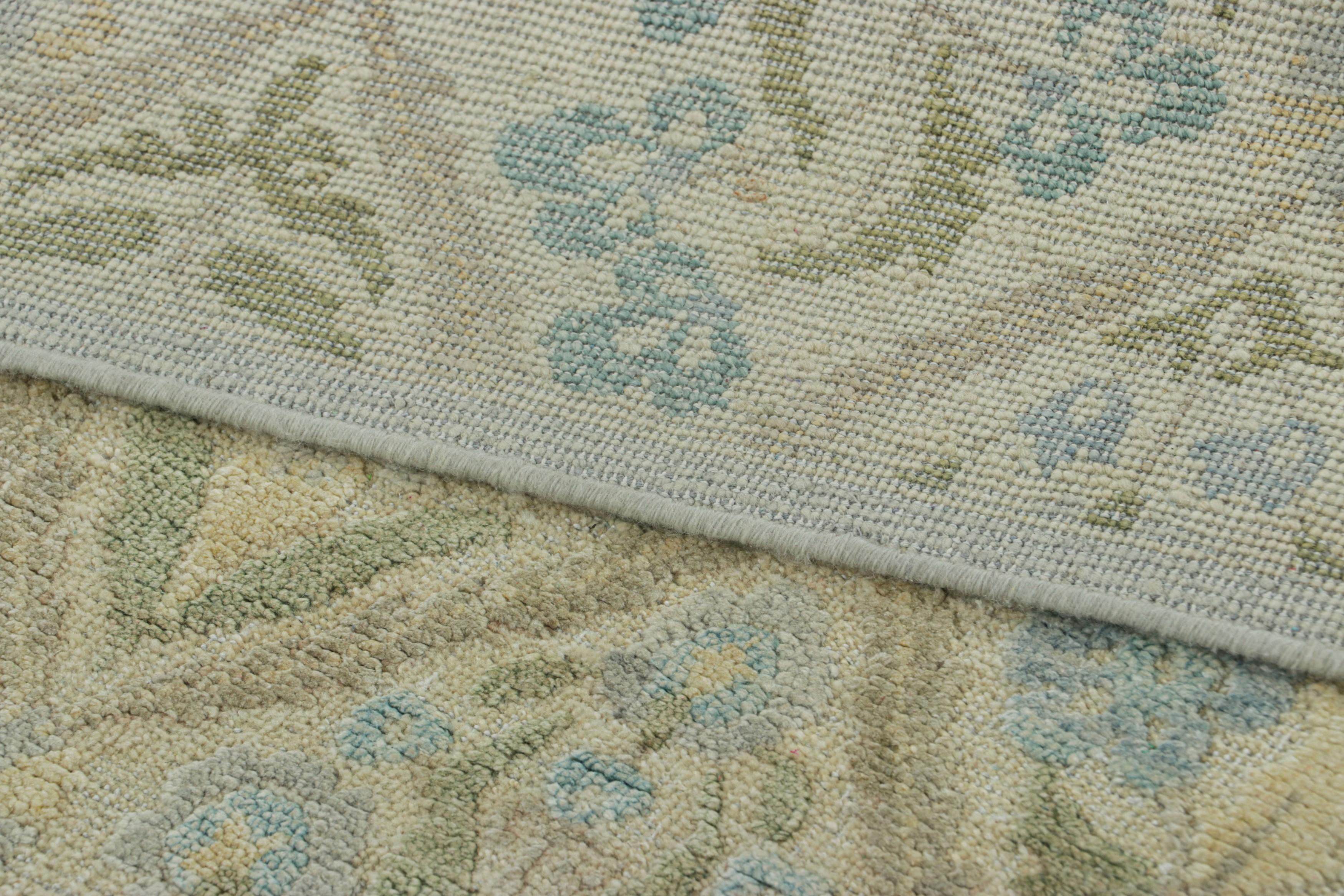 Rug & Kilim's Blockdruck-Teppich mit blauen und grünen Blumenmustern (Wolle) im Angebot