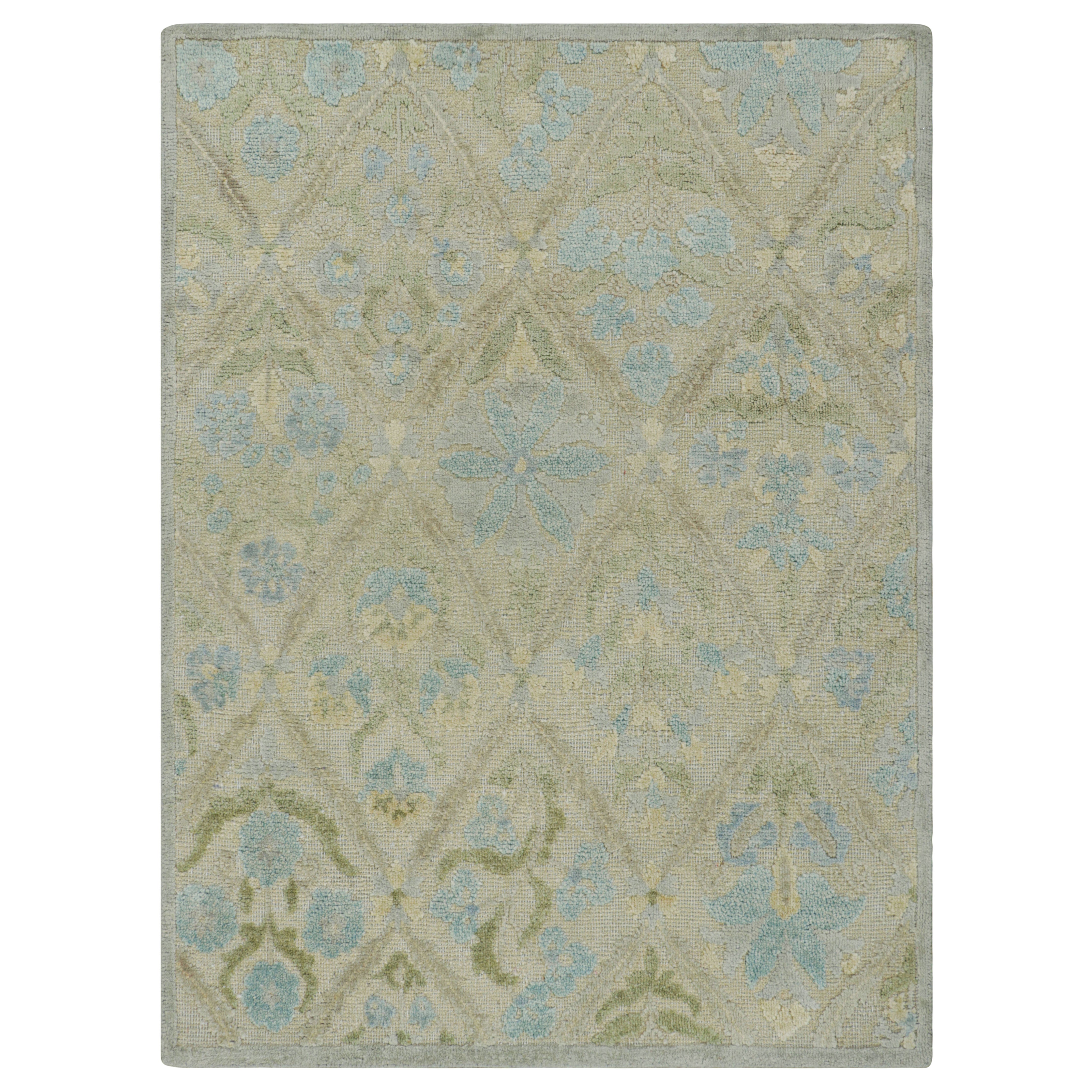 Rug & Kilim's Blockdruck-Teppich mit blauen und grünen Blumenmustern