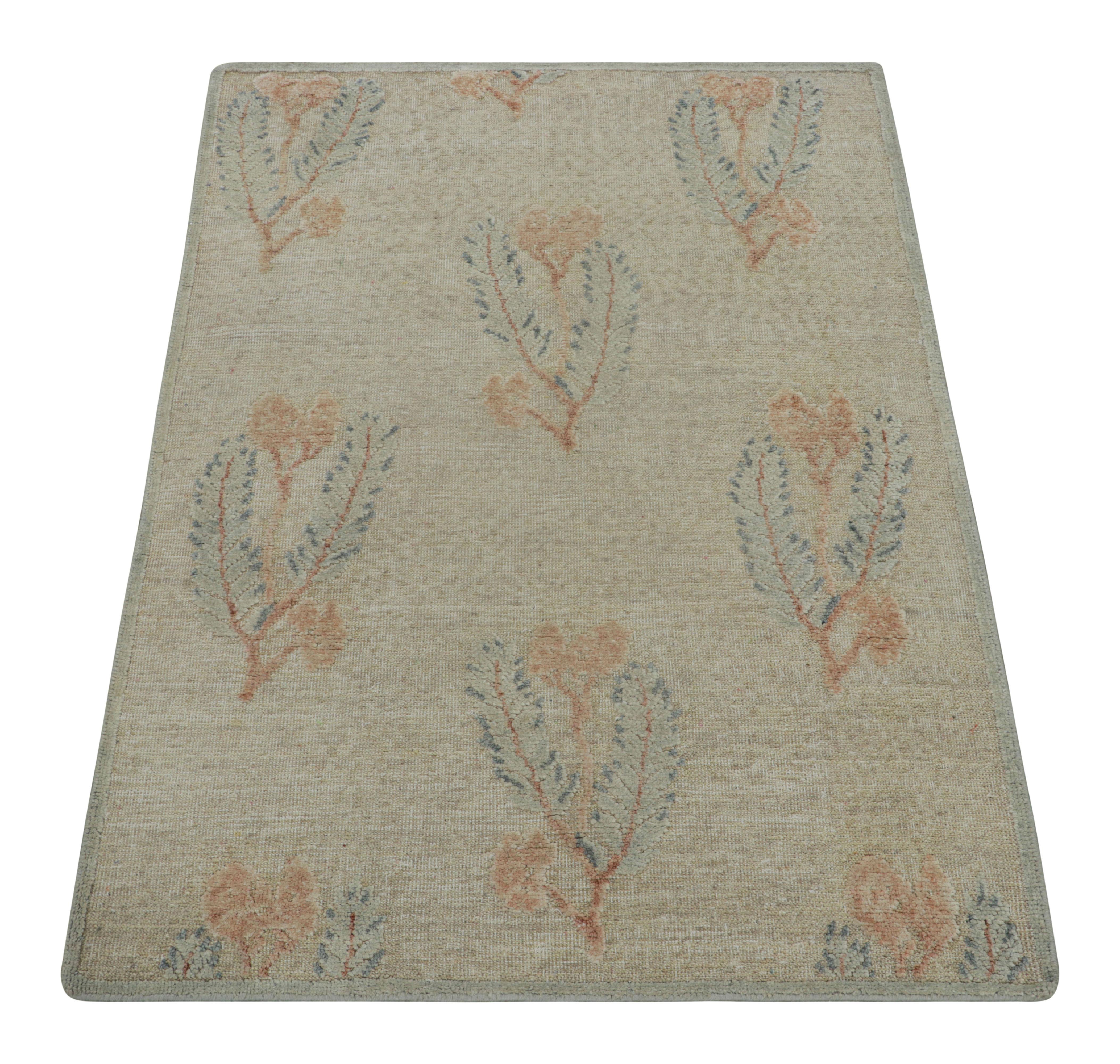 Laine Rug & Kilim's Block Print Rug with Brown and Green Floral Patterns (tapis à motifs floraux bruns et verts) en vente