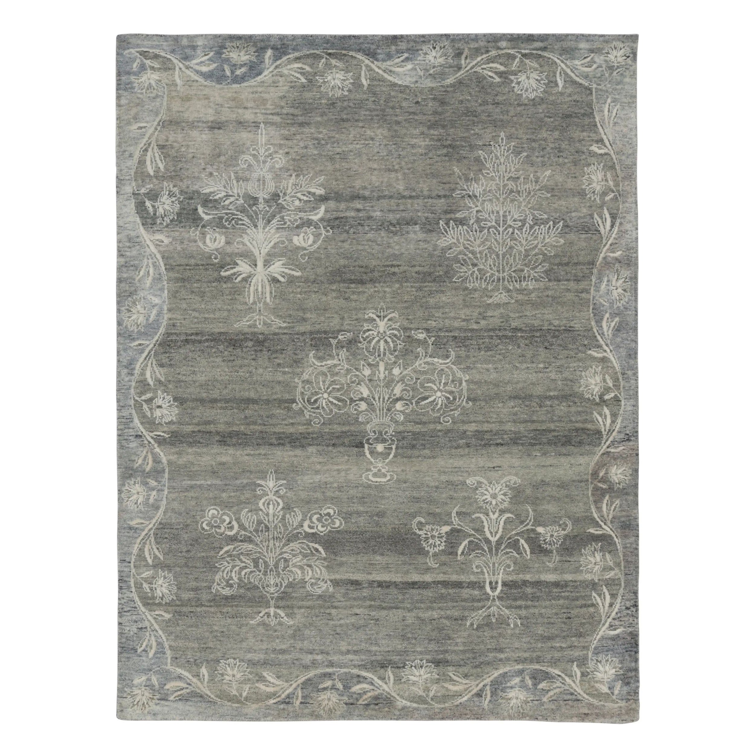Tappeto con stampa a blocchi di Rug & Kilim con vasi floreali grigi e bordo di viti in vendita