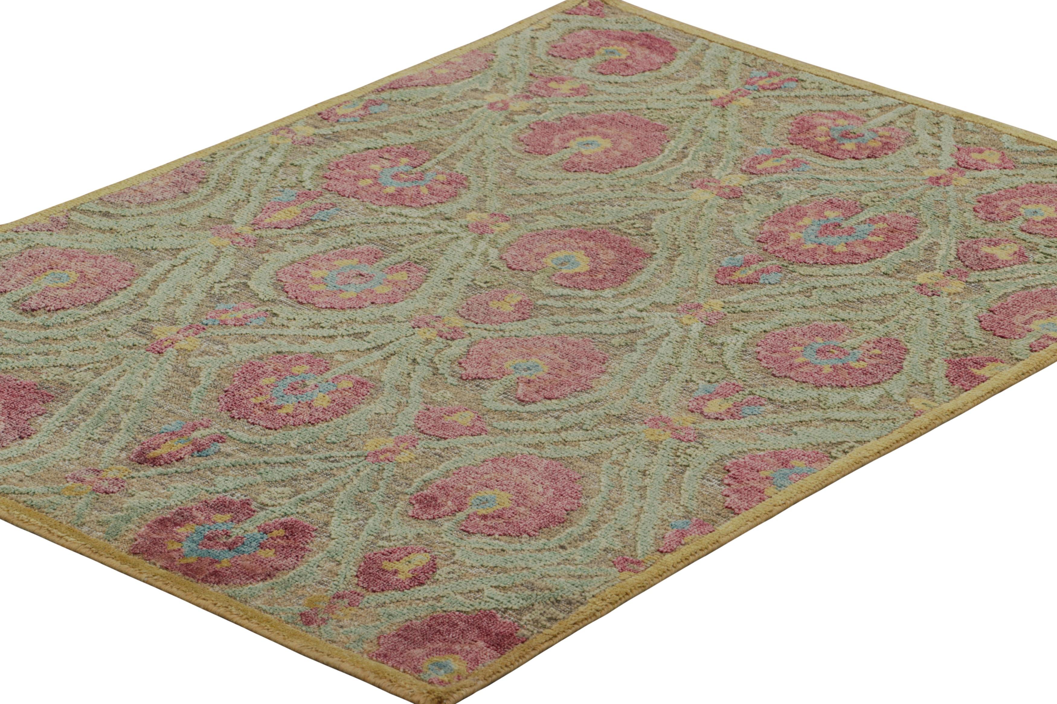 Moderne Rug & Kilim's Block Print Rug with Red and Green Floral Patterns (tapis à motifs floraux rouges et verts) en vente