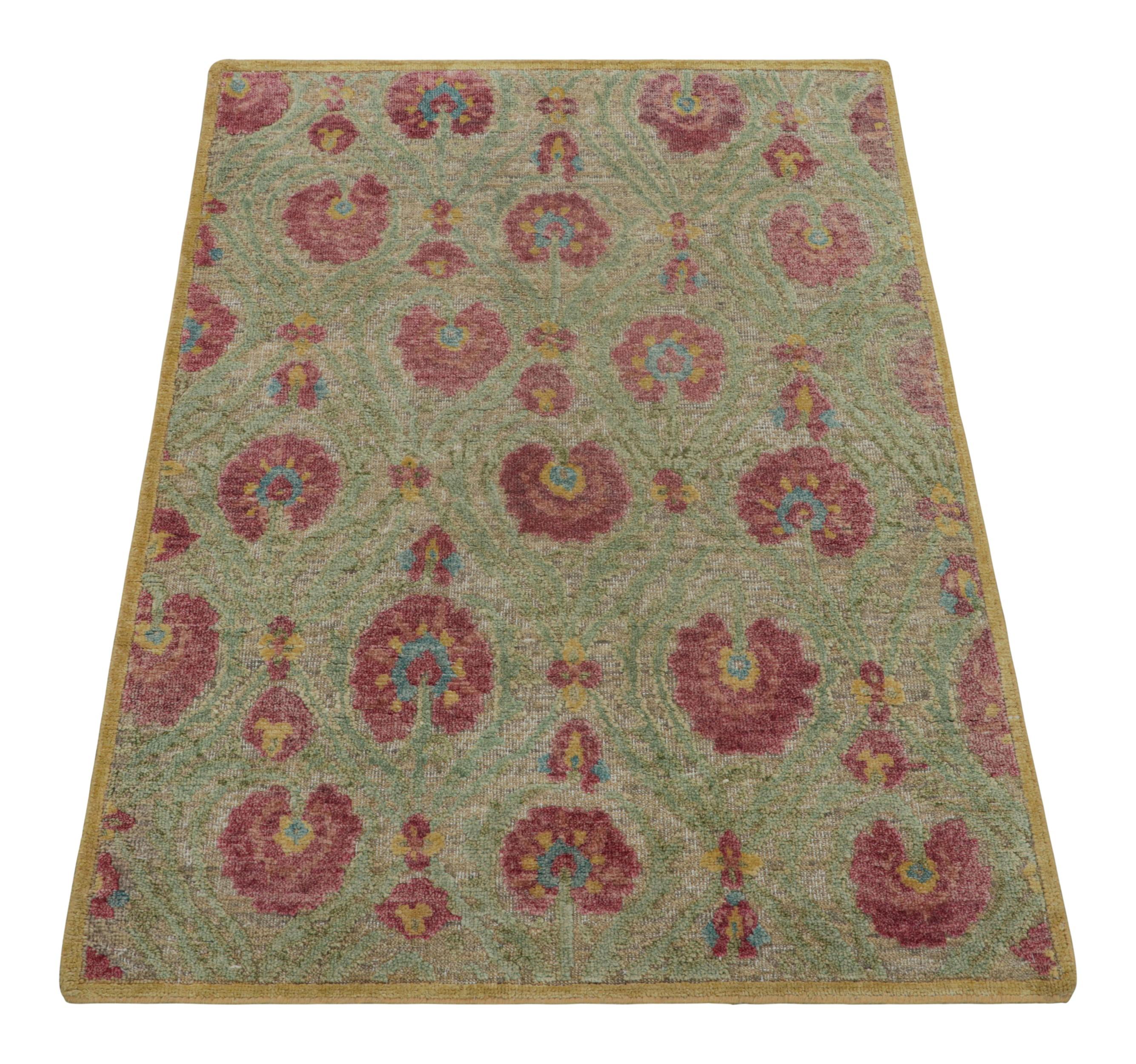 Indien Rug & Kilim's Block Print Rug with Red and Green Floral Patterns (tapis à motifs floraux rouges et verts) en vente