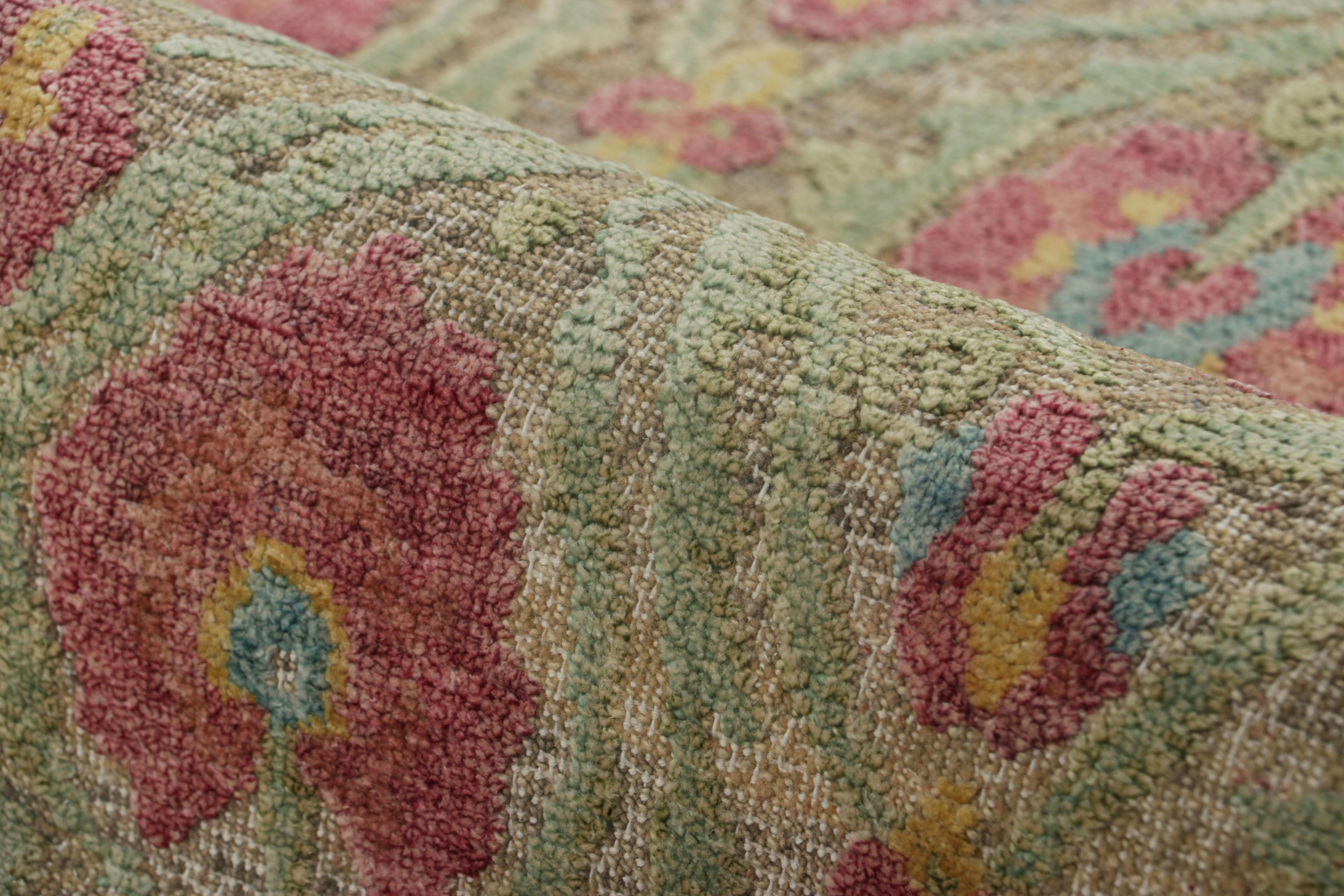 XXIe siècle et contemporain Rug & Kilim's Block Print Rug with Red and Green Floral Patterns (tapis à motifs floraux rouges et verts) en vente