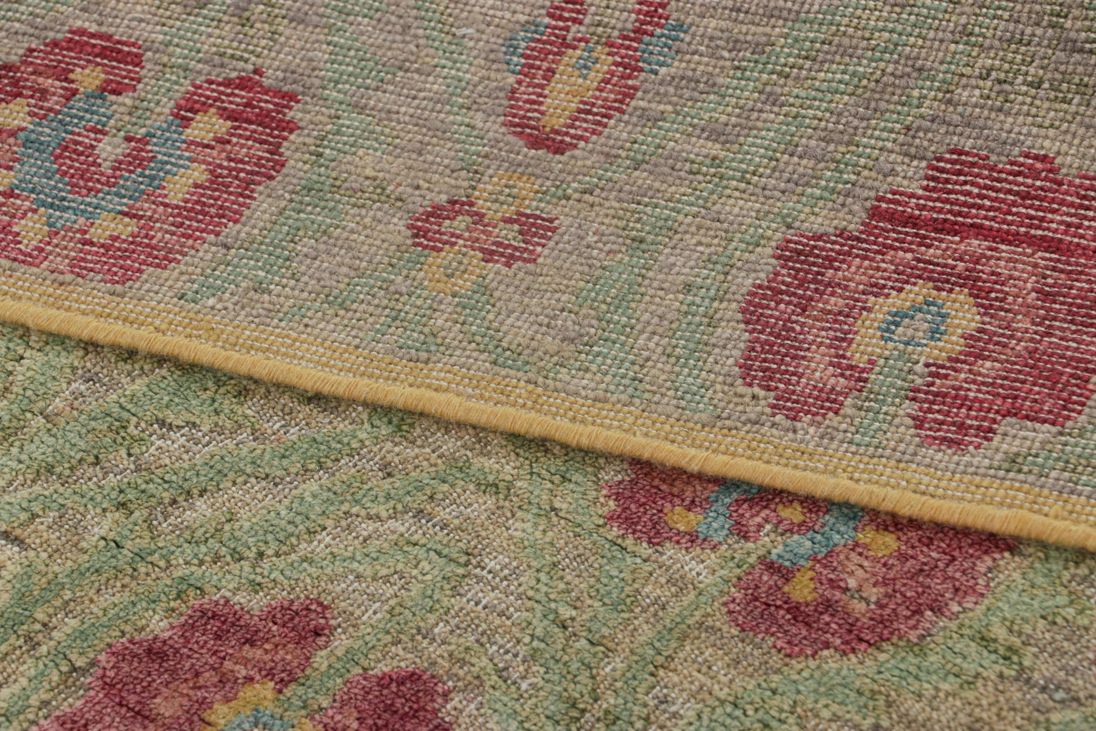 Laine Rug & Kilim's Block Print Rug with Red and Green Floral Patterns (tapis à motifs floraux rouges et verts) en vente
