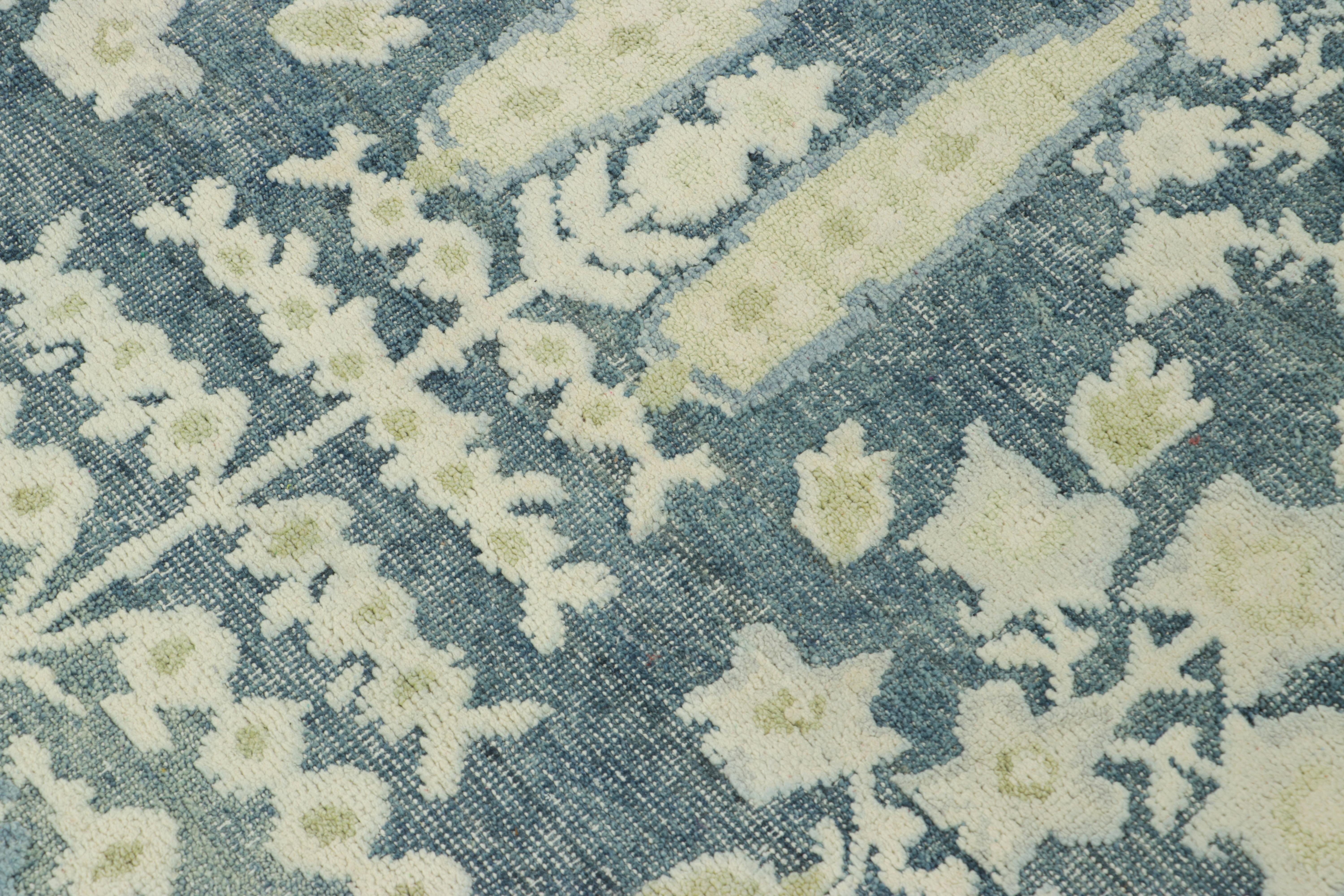 Dieser moderne Teppich im Format 4 x 5 cm, handgeknüpft aus einer luxuriösen Mischung aus Wolle und Seide, ist eine kühne Ergänzung der Block Print Collection'S von Rug & Kilim - einer innovativen Linie, die den handwerklichen Charme des Blockdrucks