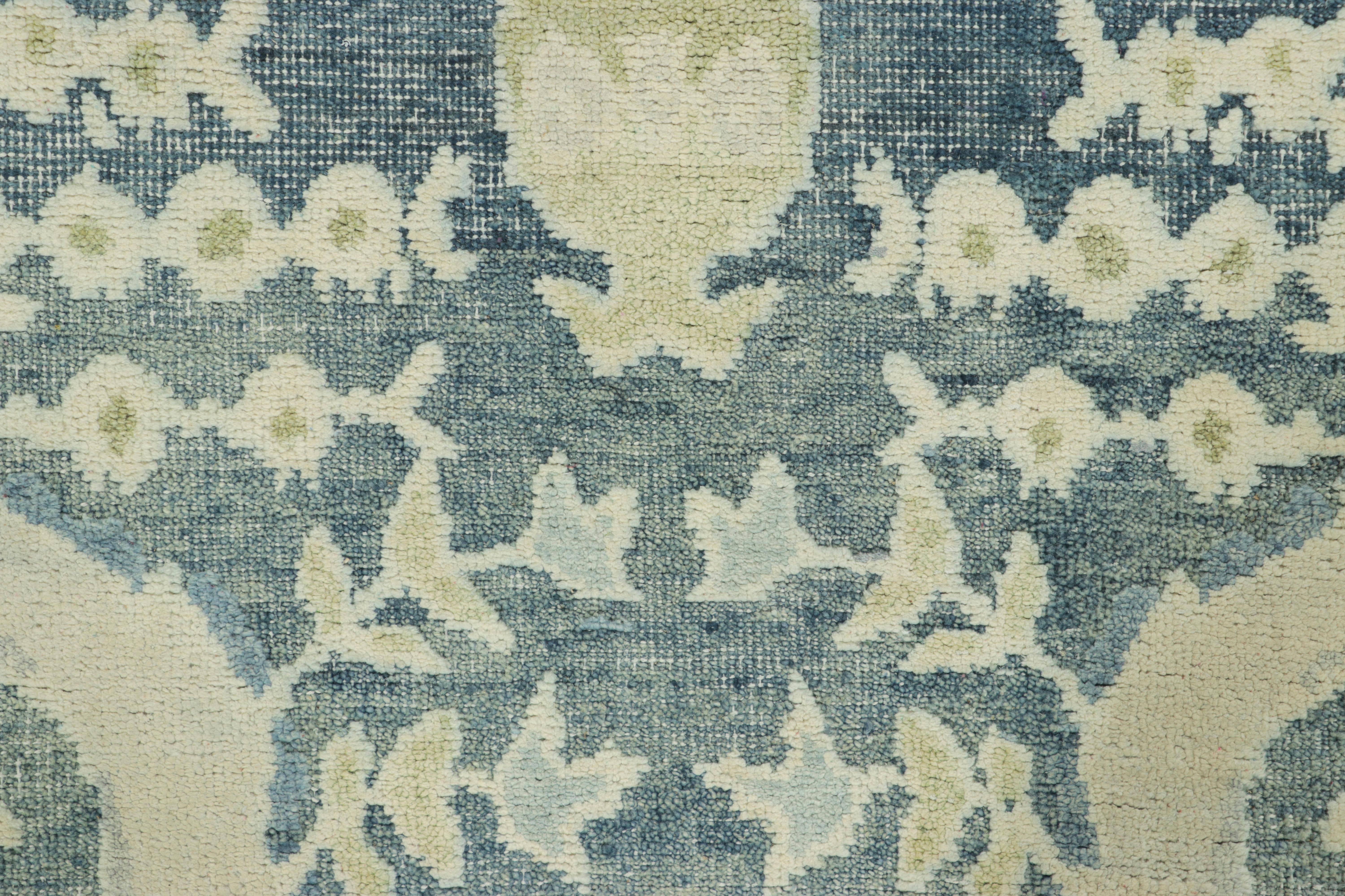 Rug & Kilims quadratischer Teppich mit Blockdruck in weichem Beige und blauen Blumenmedaillons (Moderne) im Angebot