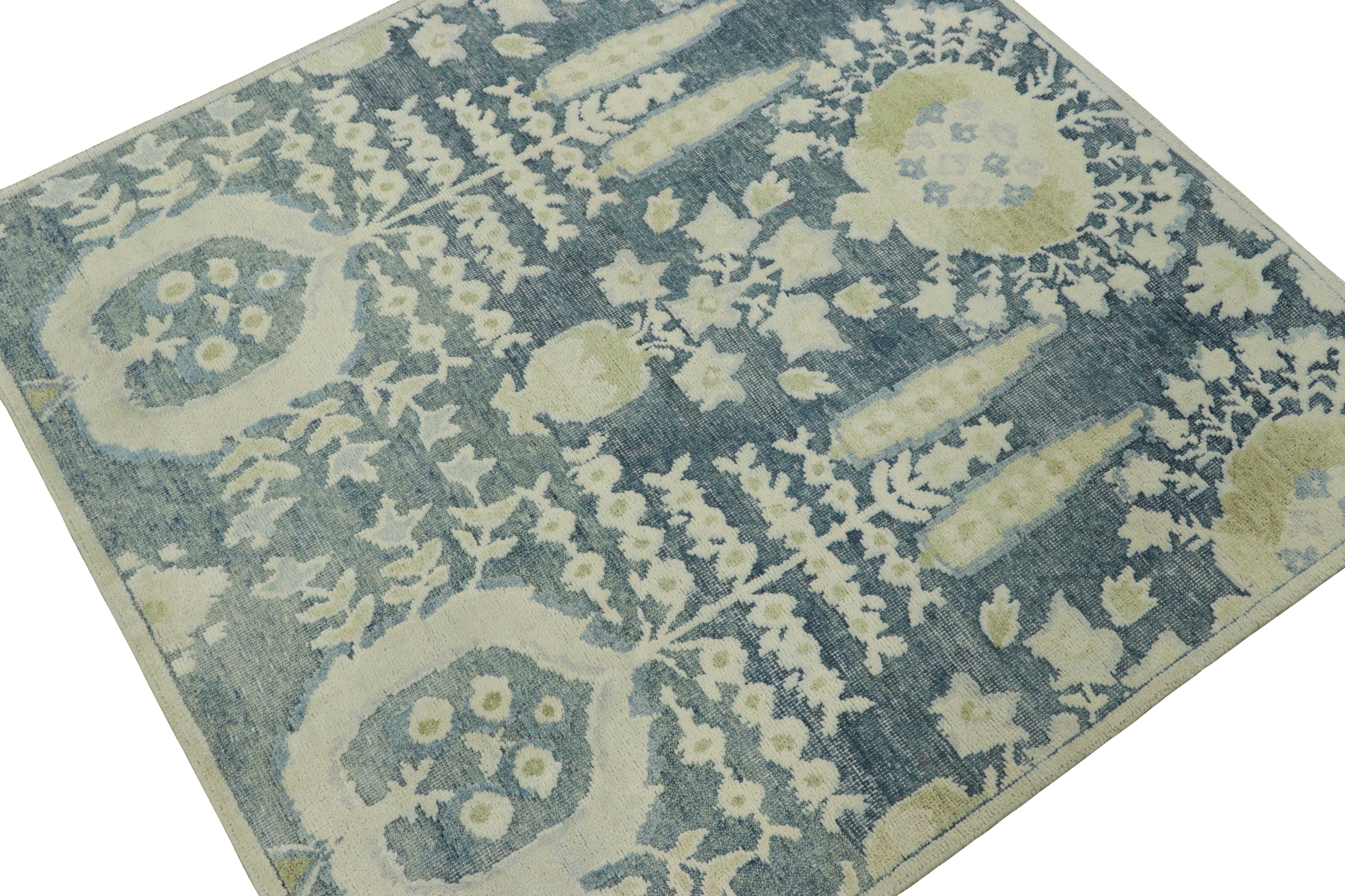 Rug & Kilims quadratischer Teppich mit Blockdruck in weichem Beige und blauen Blumenmedaillons (Indisch) im Angebot