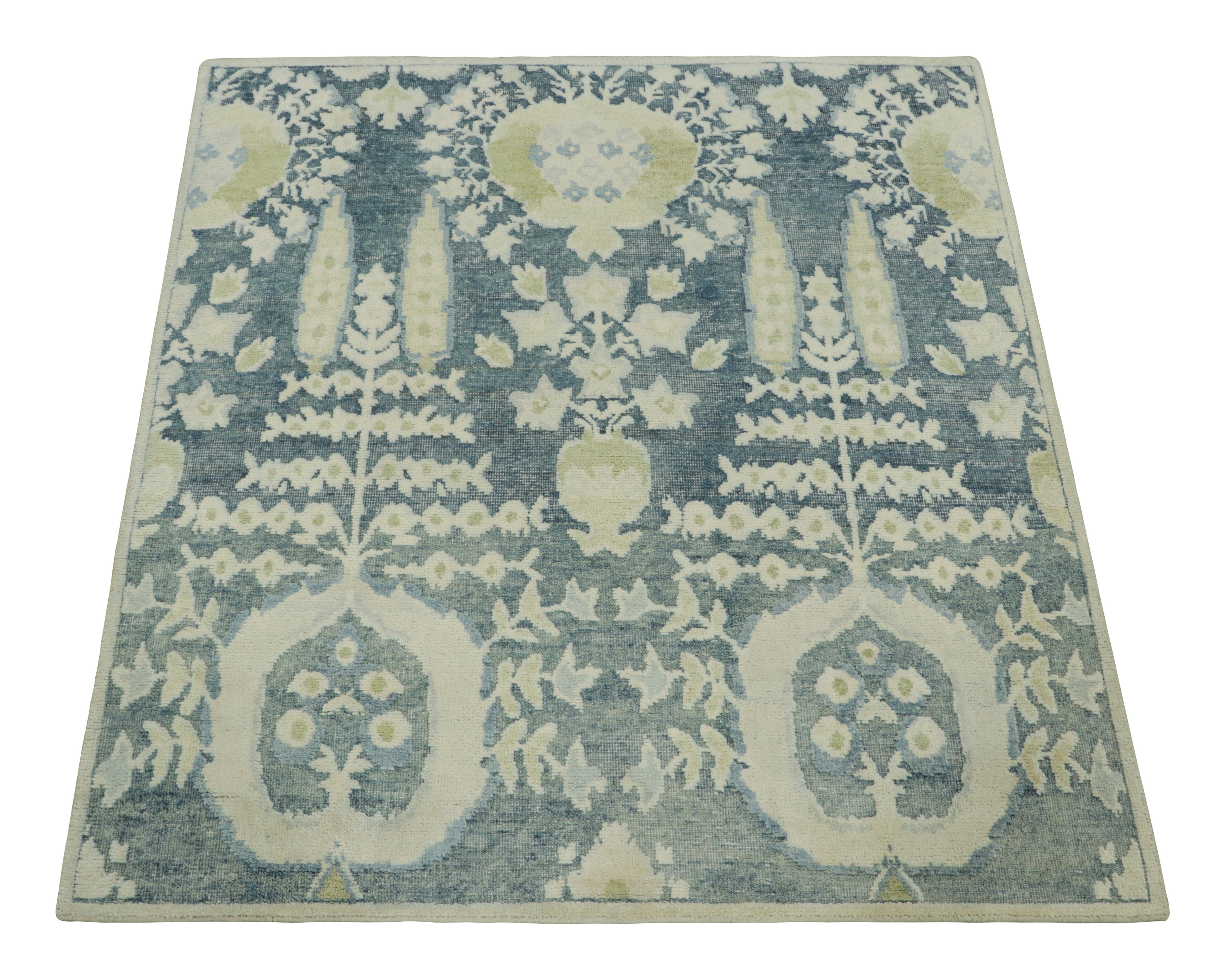 Rug & Kilims quadratischer Teppich mit Blockdruck in weichem Beige und blauen Blumenmedaillons (Handgeknüpft) im Angebot