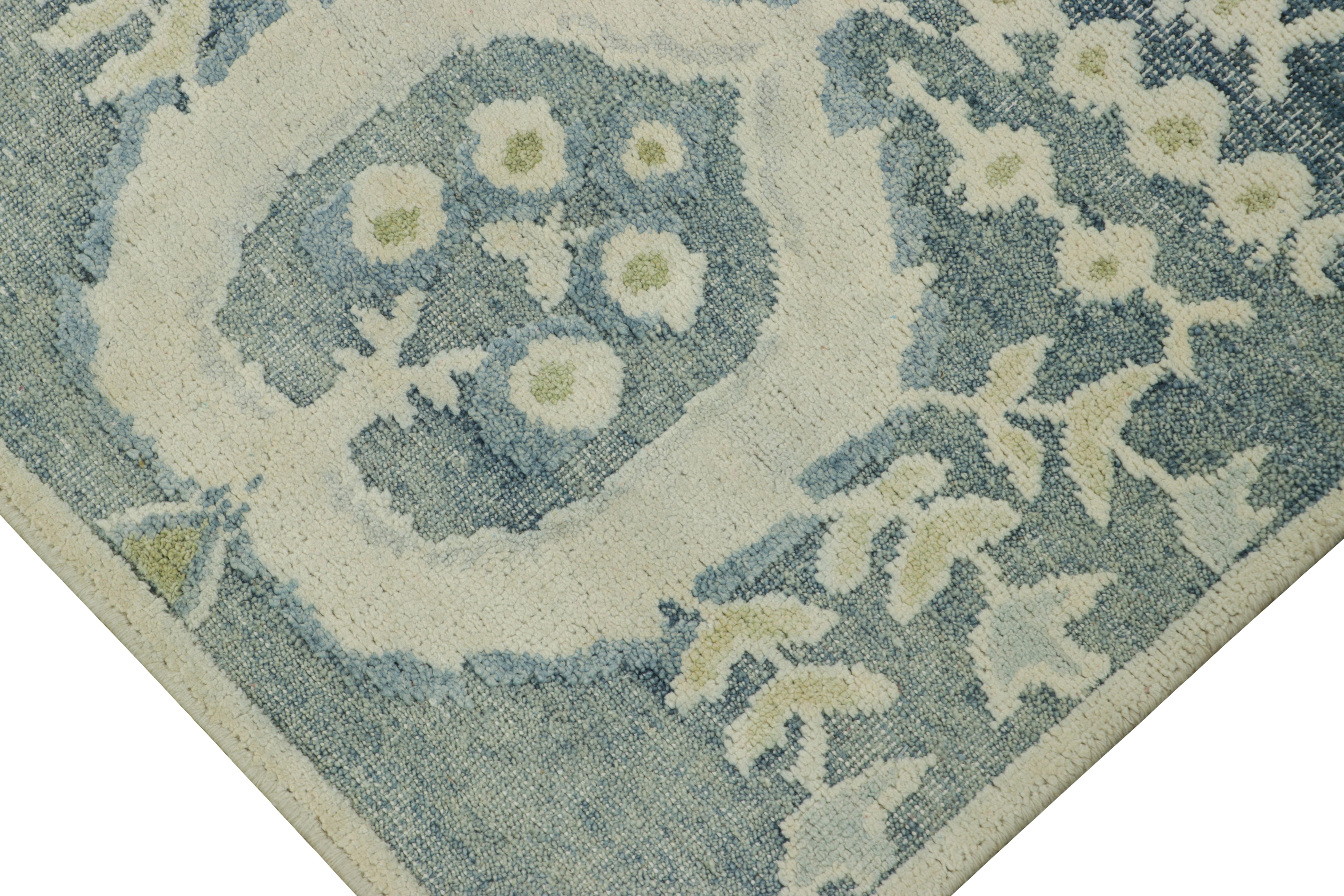 Rug & Kilims quadratischer Teppich mit Blockdruck in weichem Beige und blauen Blumenmedaillons im Zustand „Neu“ im Angebot in Long Island City, NY