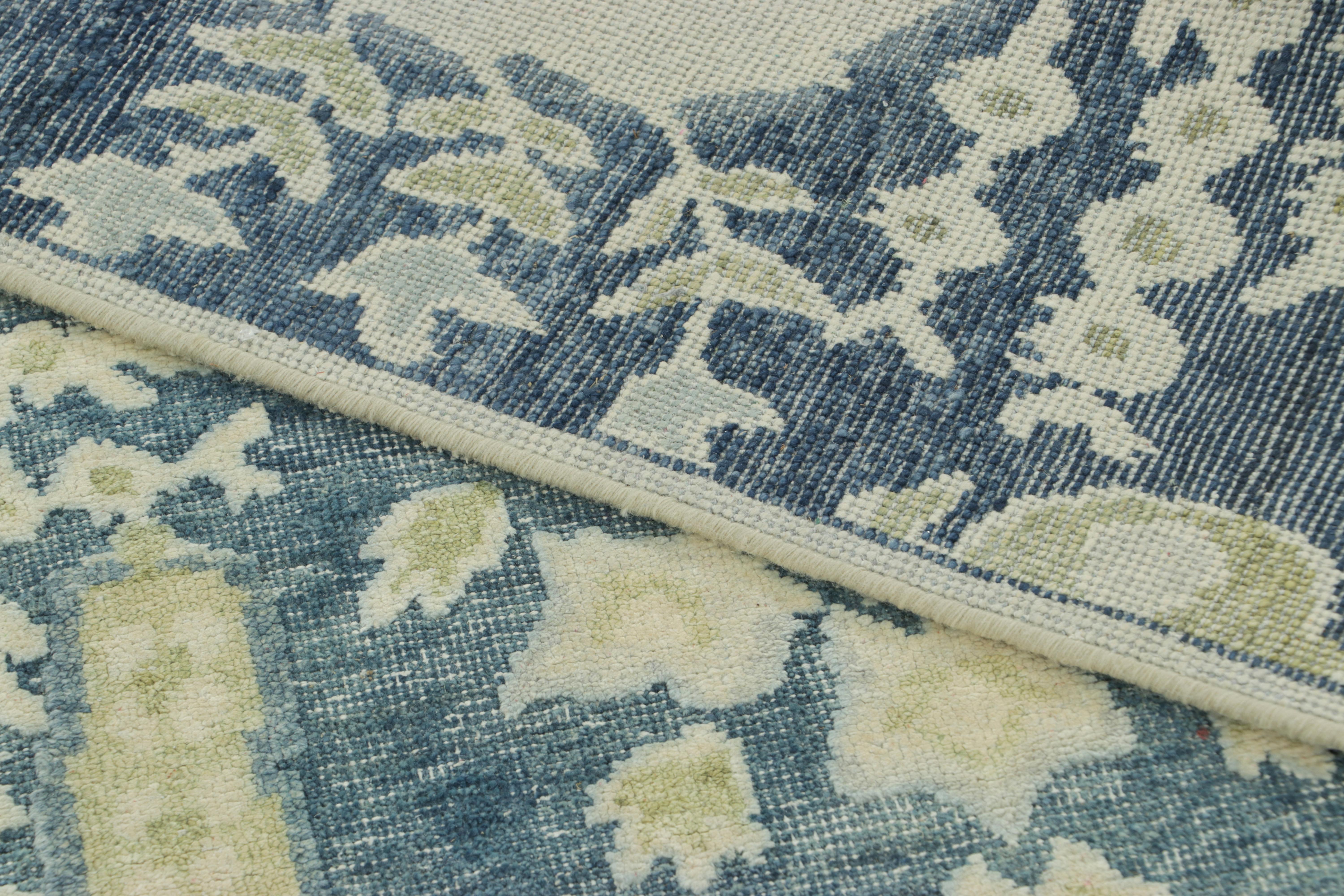 Rug & Kilims quadratischer Teppich mit Blockdruck in weichem Beige und blauen Blumenmedaillons (21. Jahrhundert und zeitgenössisch) im Angebot