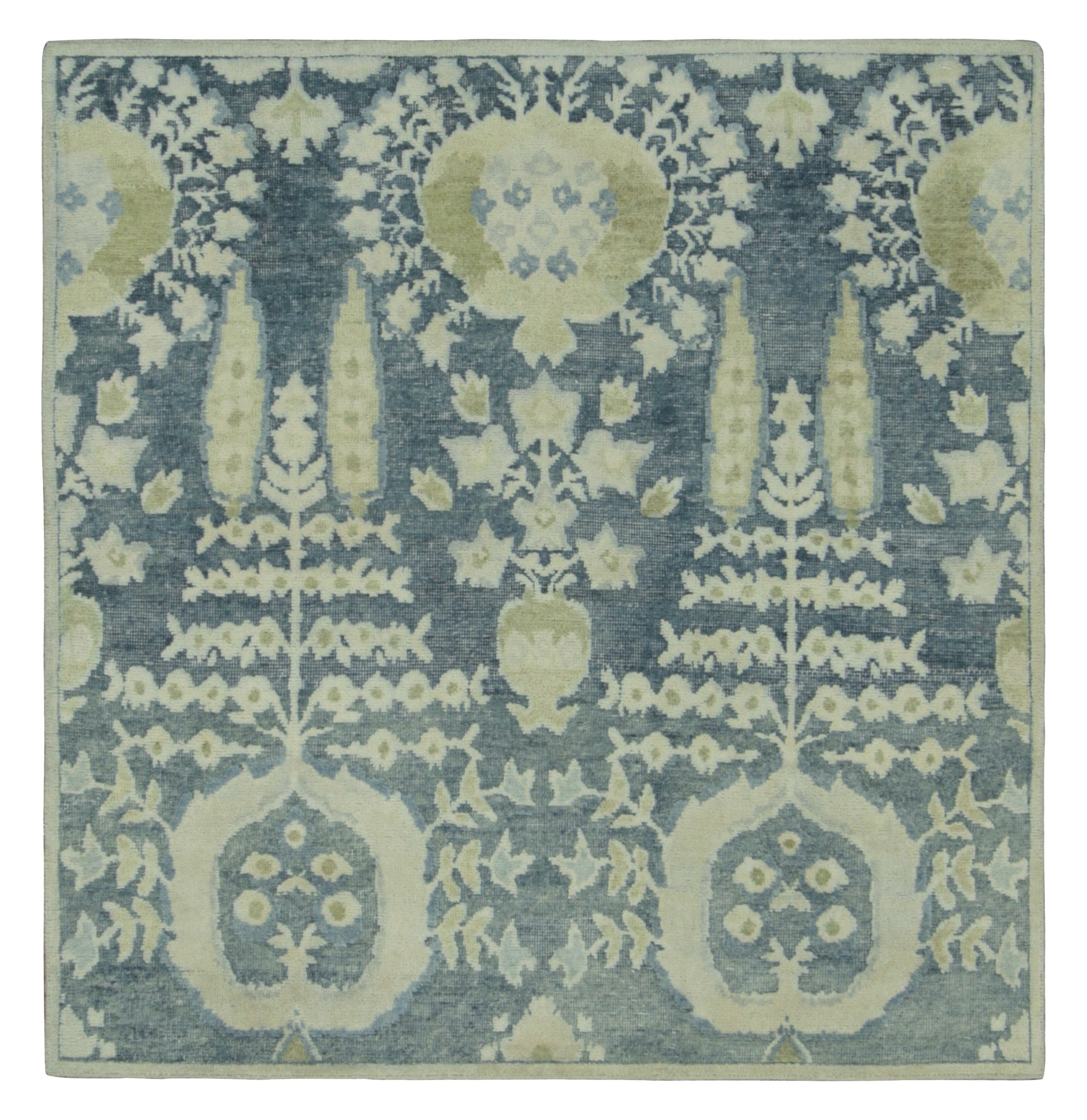 Rug & Kilims quadratischer Teppich mit Blockdruck in weichem Beige und blauen Blumenmedaillons