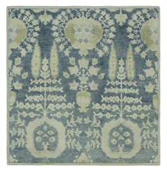 Rug & Kilims quadratischer Teppich mit Blockdruck in weichem Beige und blauen Blumenmedaillons