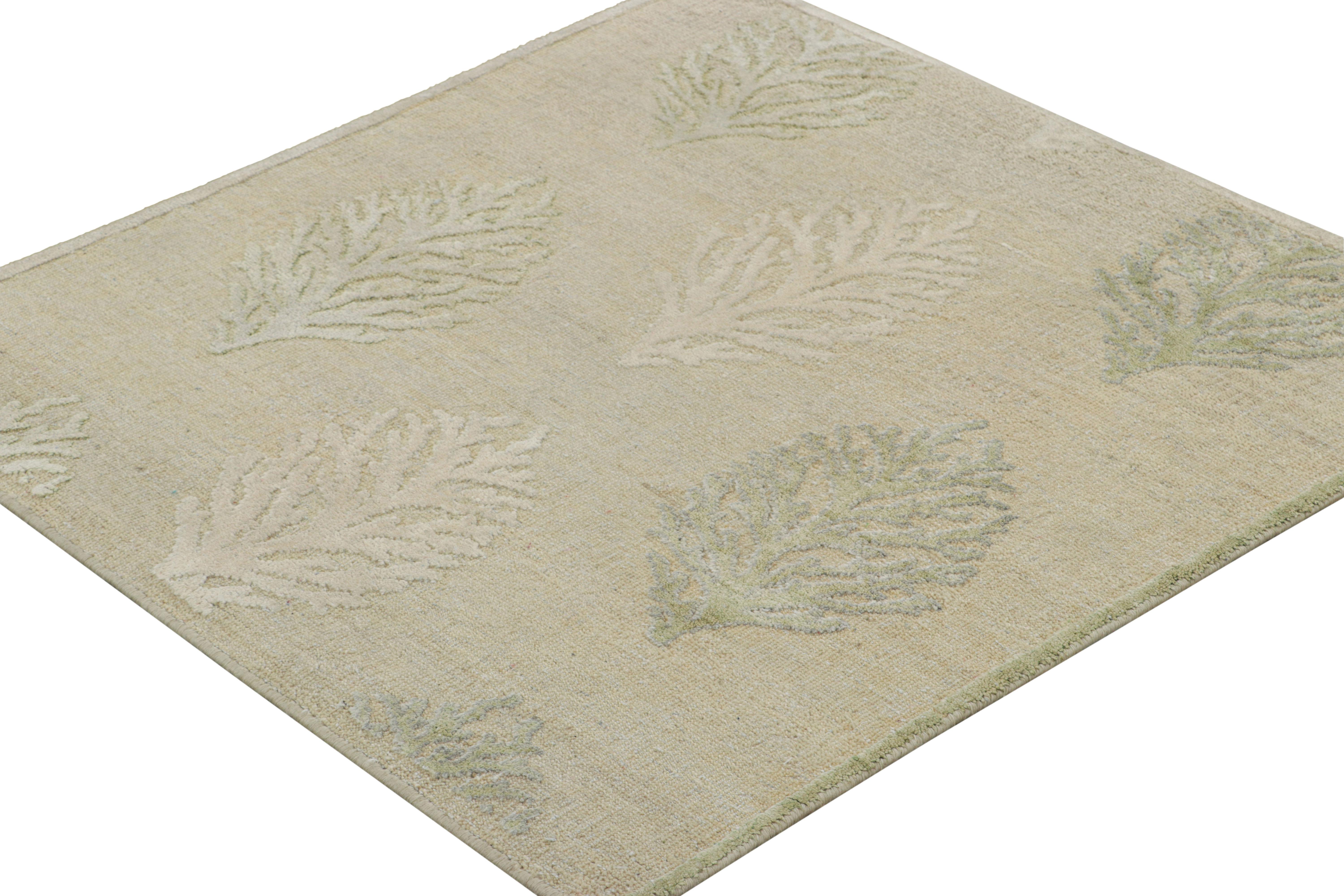 Alfombra cuadrada Rug & Kilim's Block Print con motivos florales en beige y verde Moderno en venta