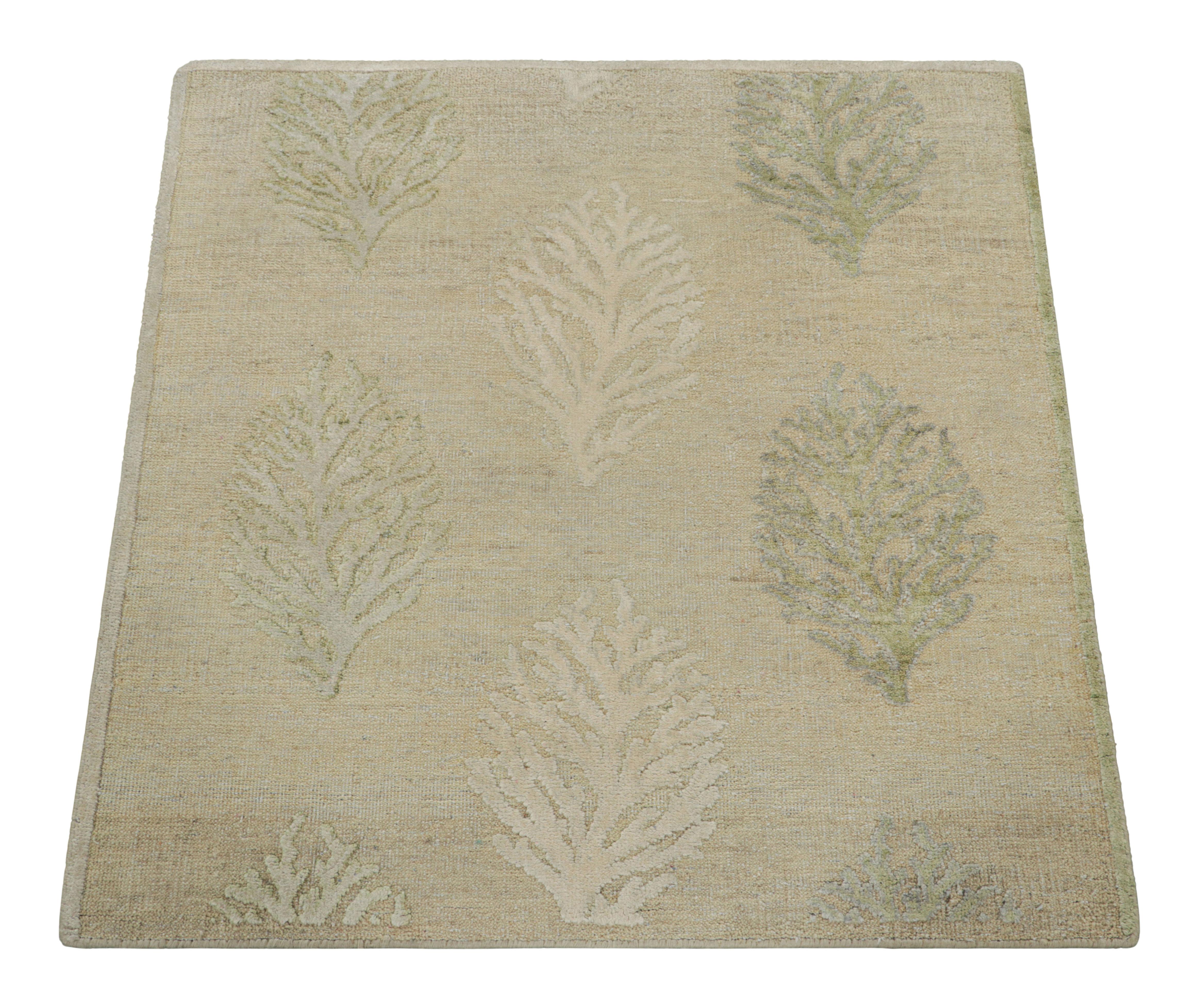 Alfombra cuadrada Rug & Kilim's Block Print con motivos florales en beige y verde Indio en venta