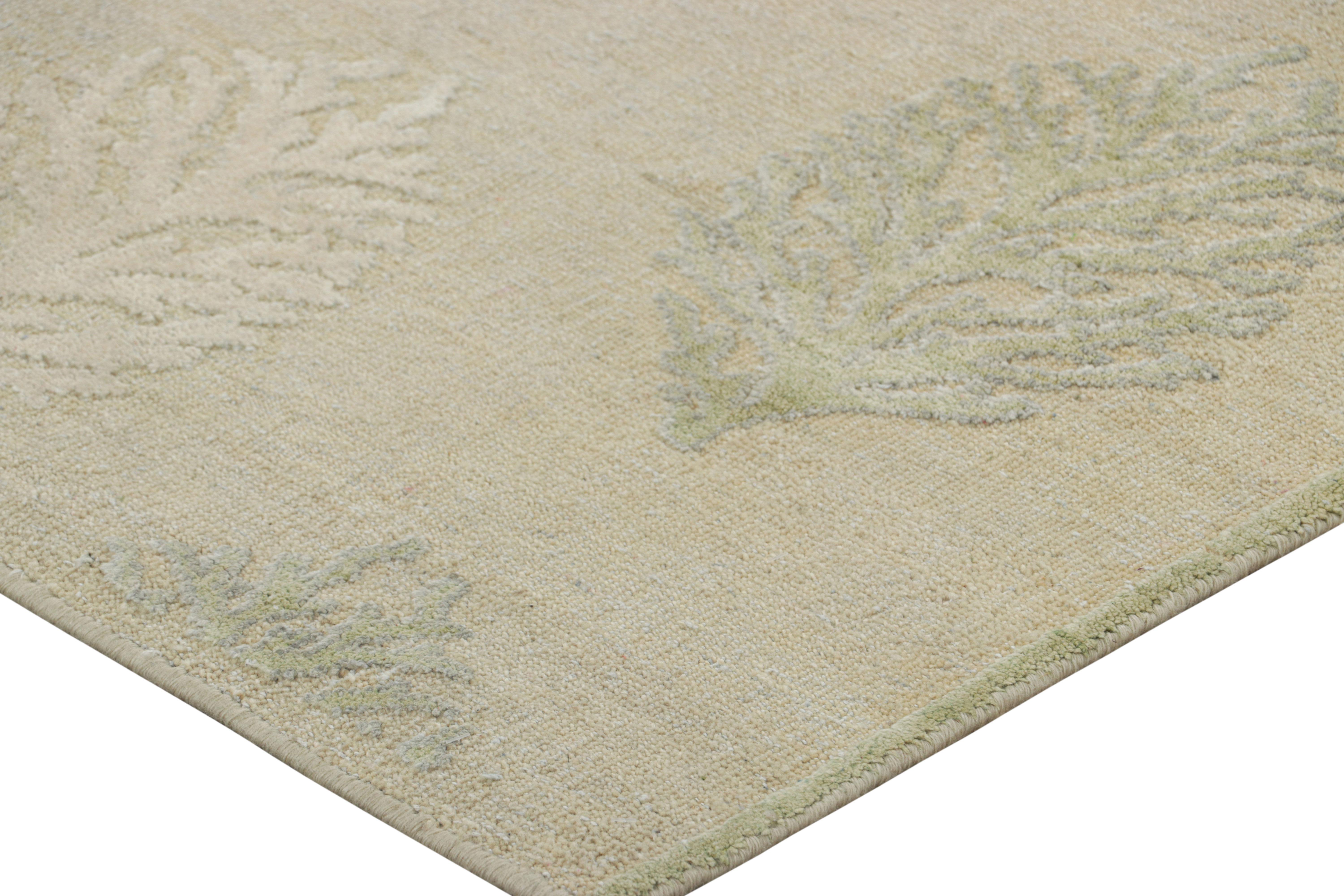 Alfombra cuadrada Rug & Kilim's Block Print con motivos florales en beige y verde Anudado a mano en venta