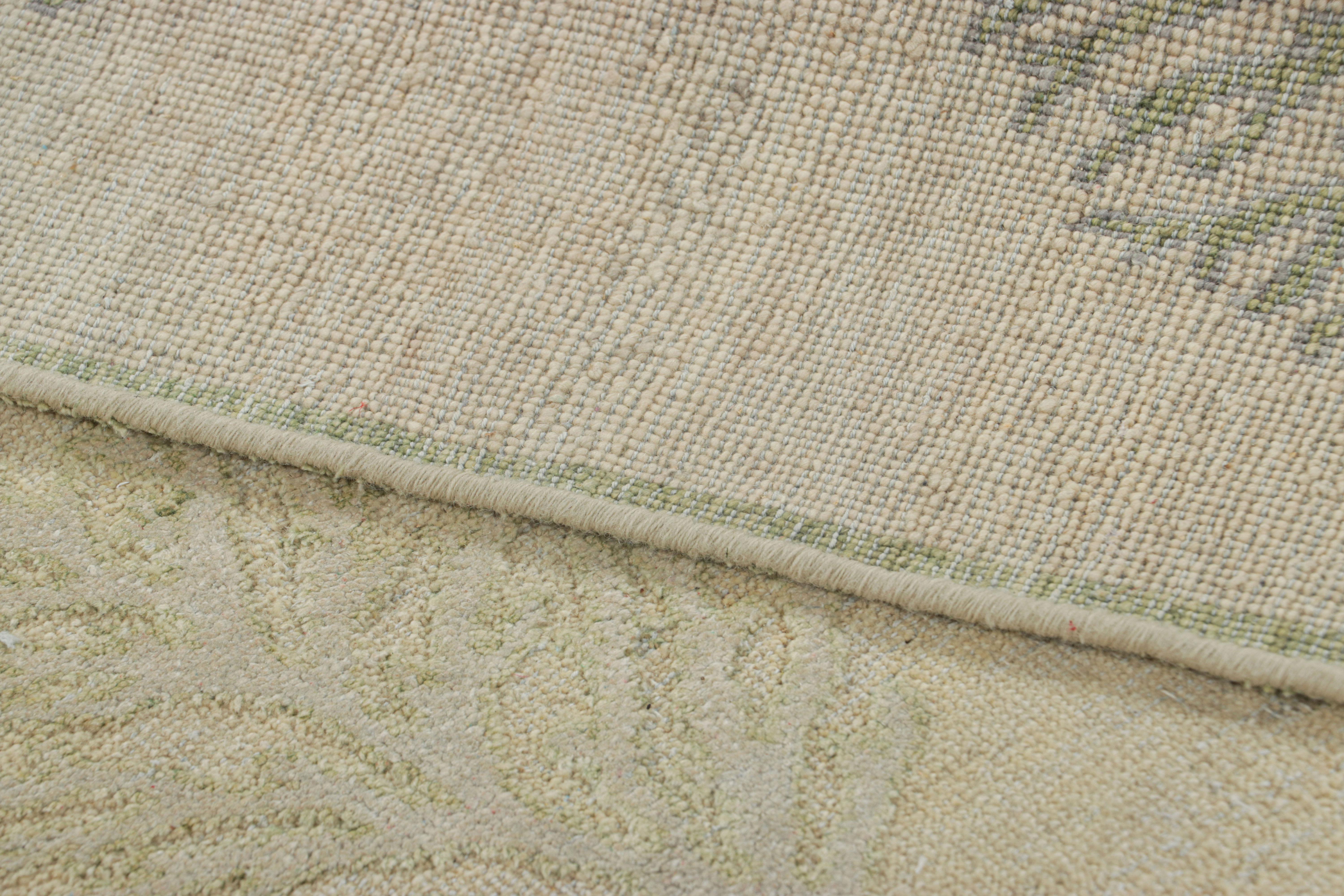 Alfombra cuadrada Rug & Kilim's Block Print con motivos florales en beige y verde Lana en venta