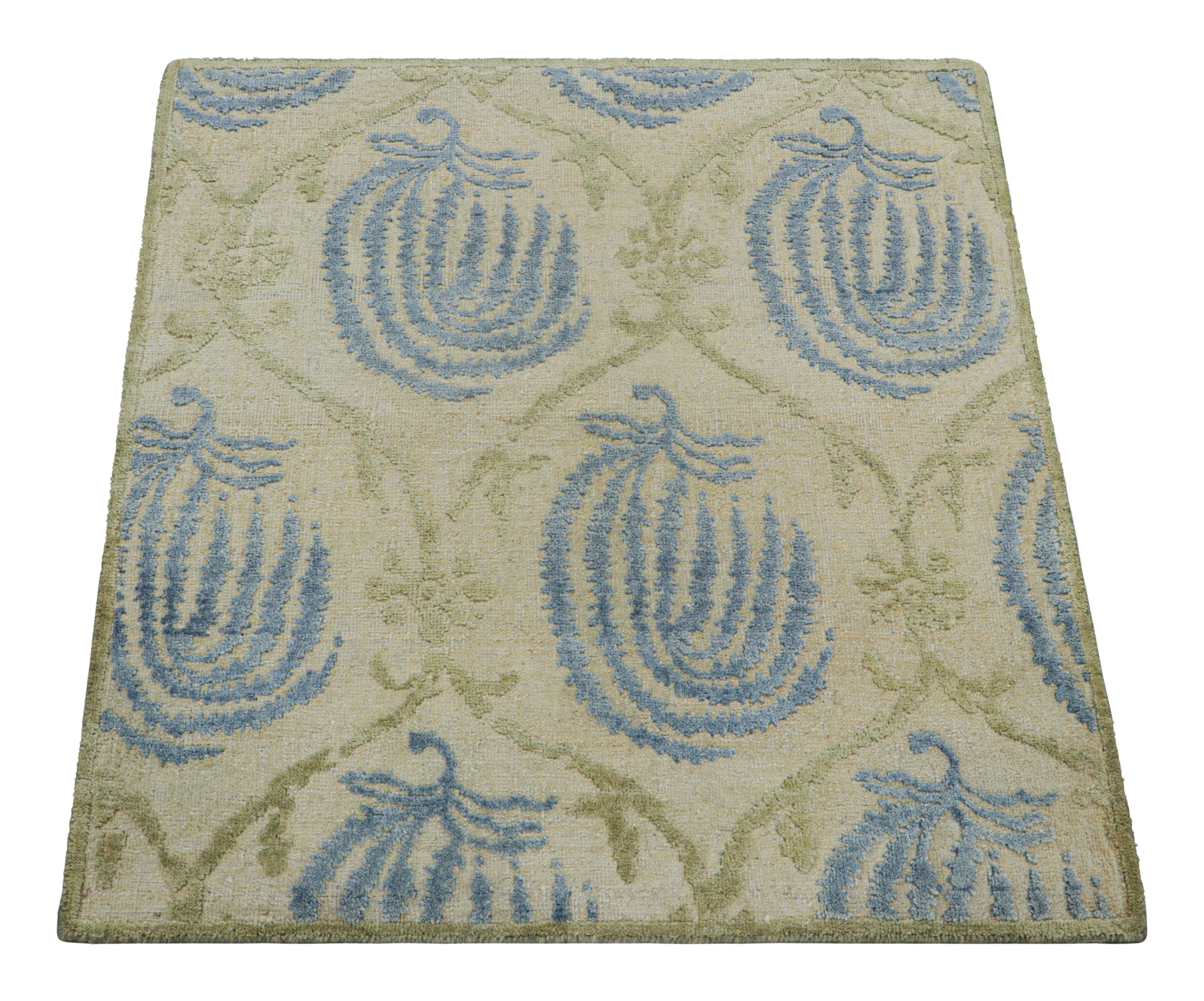 Rug & Kilim's Block Print Quadratischer Teppich mit blauen und grünen Blumenmustern (Indisch) im Angebot