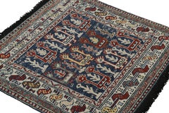 Rug & Kilim's blauer quadratischer Teppich im Tribal-Stil mit primitiven geometrischen Mustern
