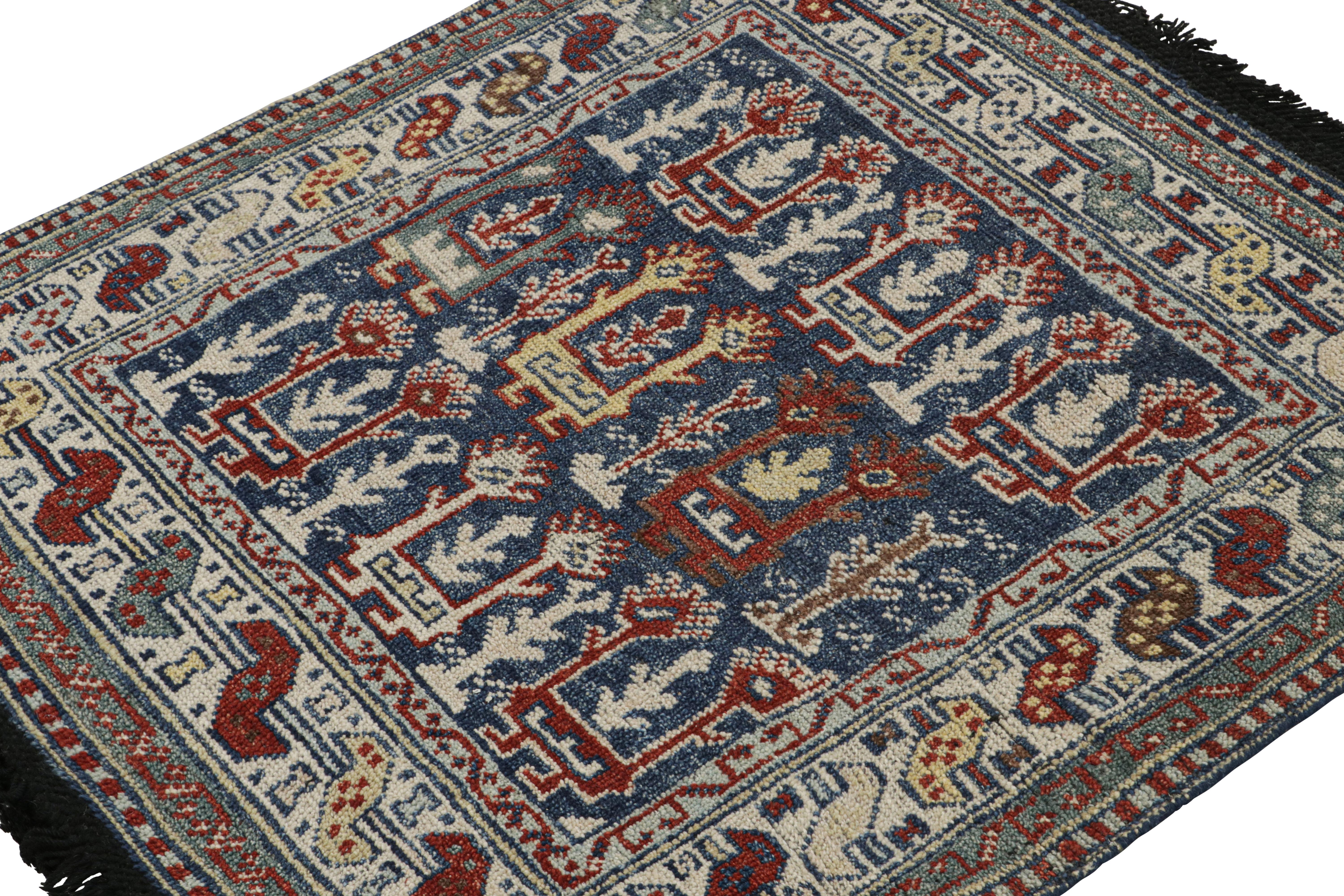 Inspiré par d'anciens tapis tribaux à l'esthétique similaire, tels que les tapis caucasiens Kuba et certains tapis persans, ce tapis carré 3x3 de notre collection Burano est noué à la main en laine Ghazni. 

Sur le Design : 

Particulièrement