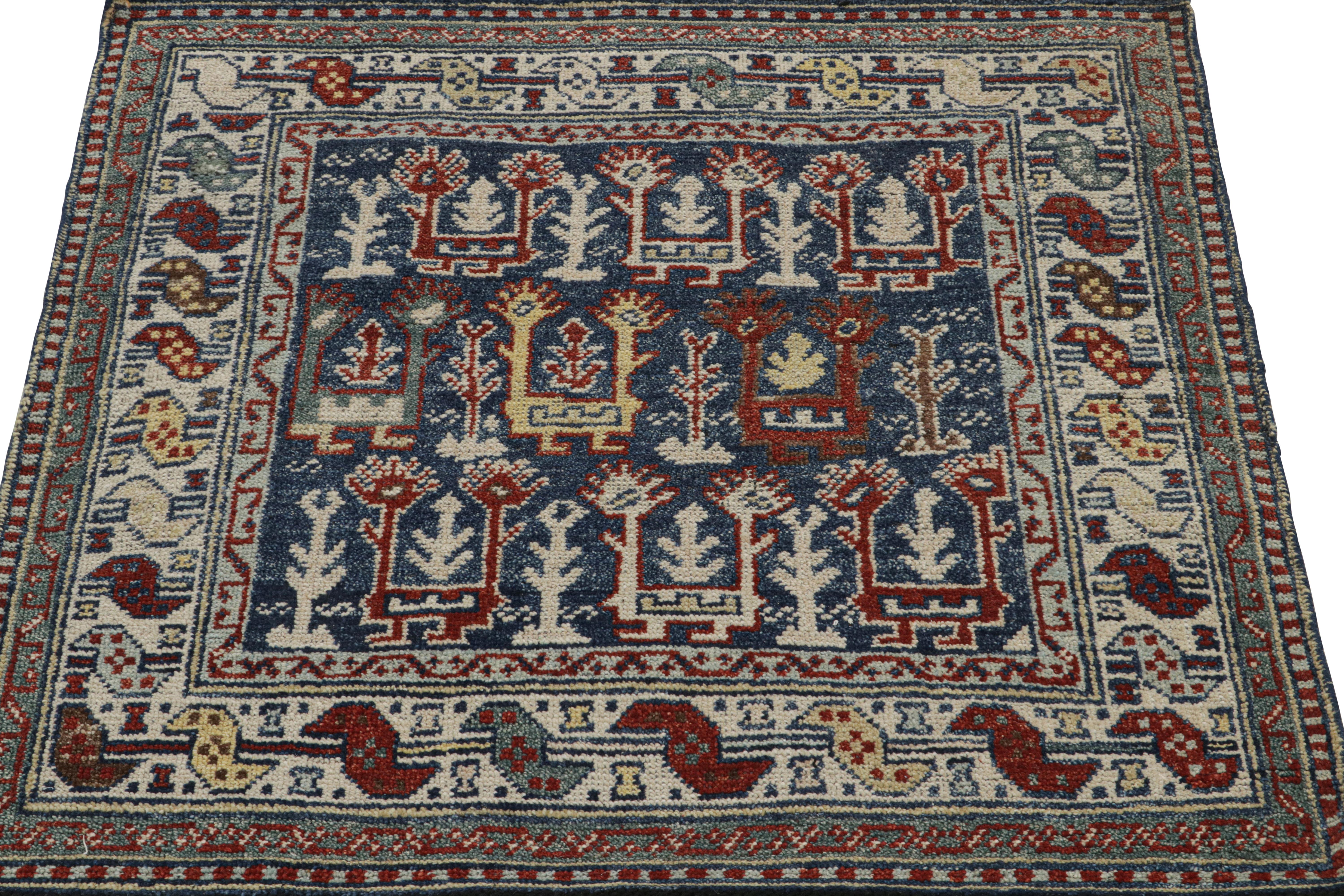 Tribale Rug & Kilim - Tappeto quadrato blu in stile tribale con motivi geometrici primitivisti in vendita