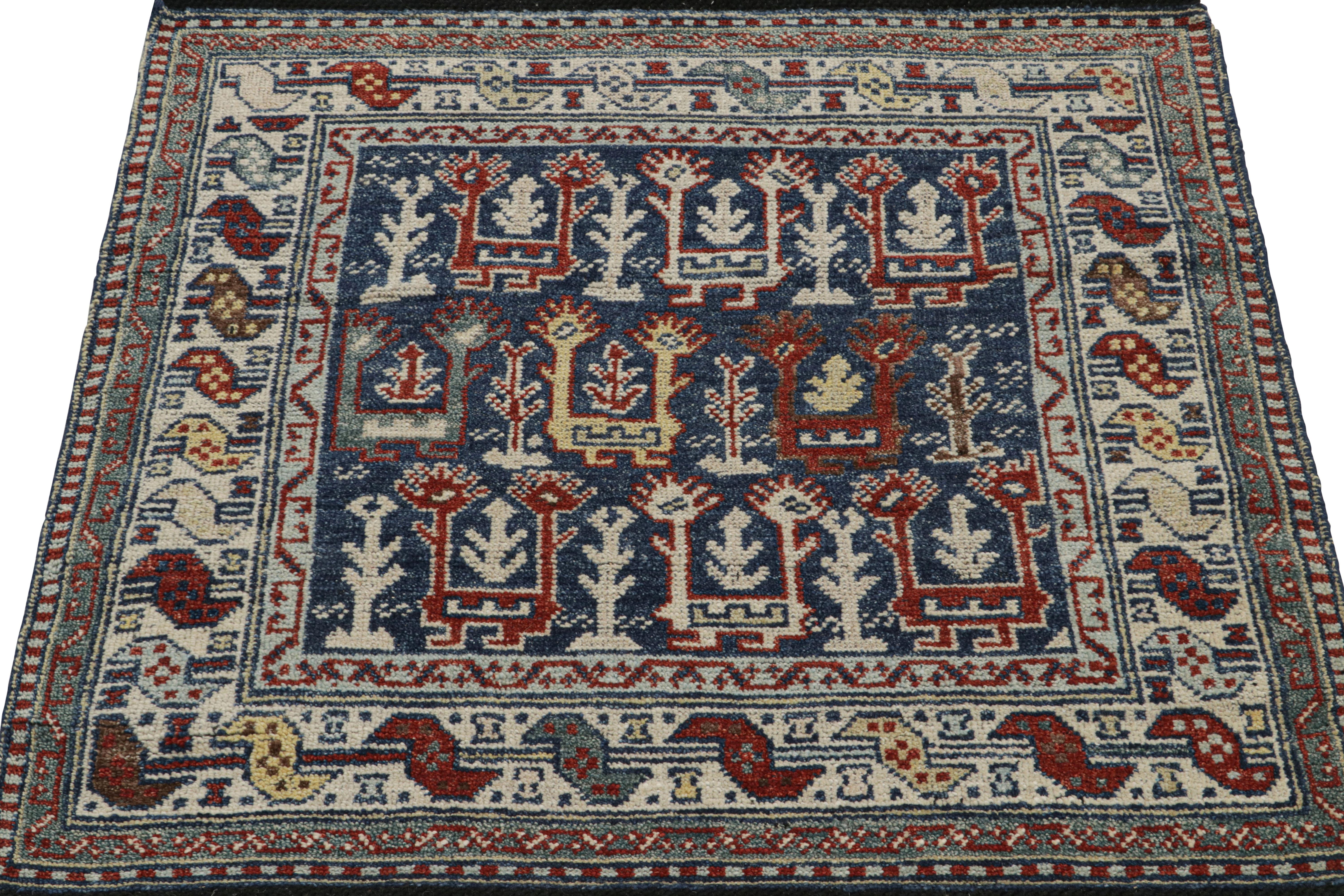 Indien Rug & Kilim's Blue Tribal Style Square Rug with Primitivist Geometric Patterns (tapis carré bleu de style tribal avec des motifs géométriques primitivistes) en vente