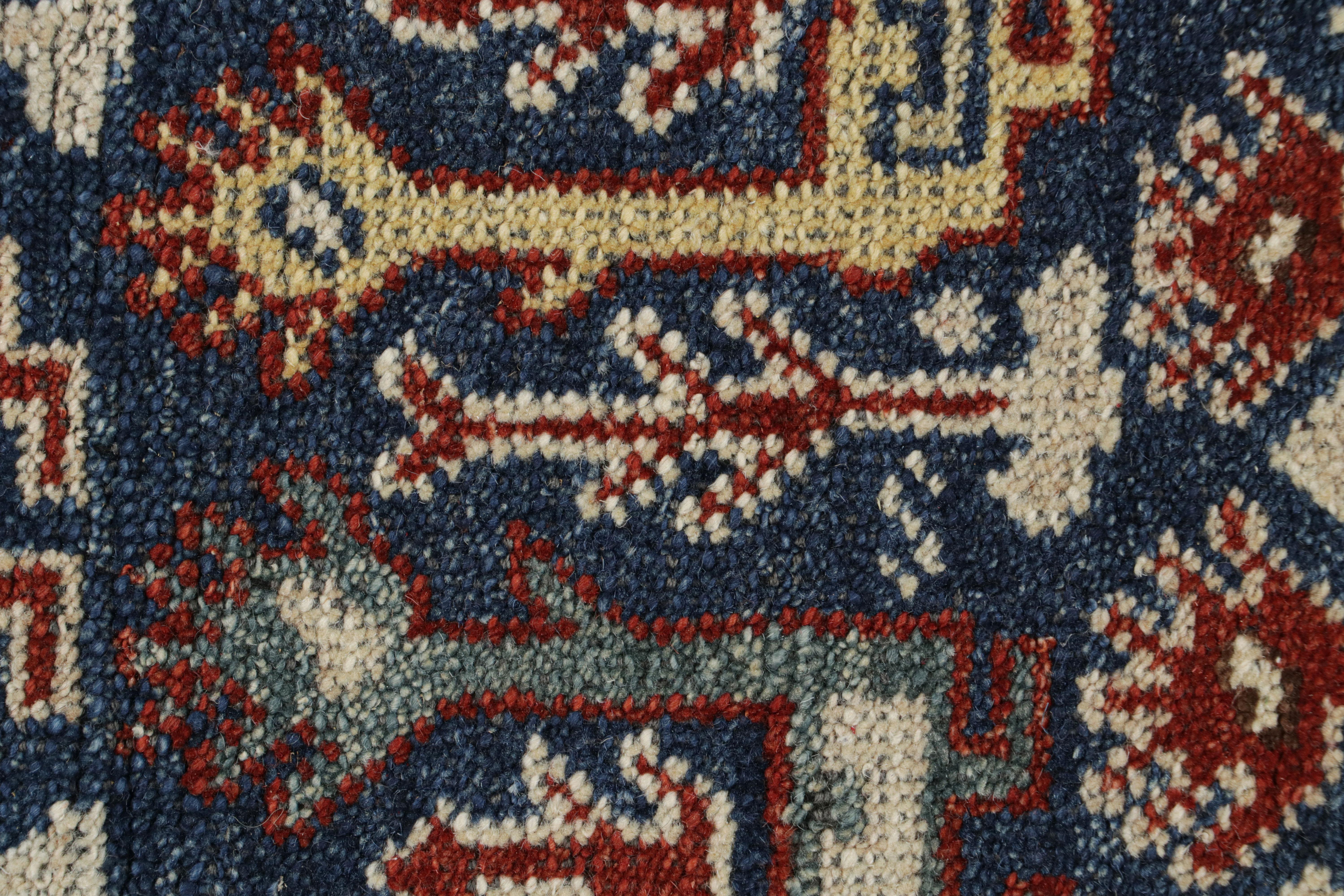 XXIe siècle et contemporain Rug & Kilim's Blue Tribal Style Square Rug with Primitivist Geometric Patterns (tapis carré bleu de style tribal avec des motifs géométriques primitivistes) en vente