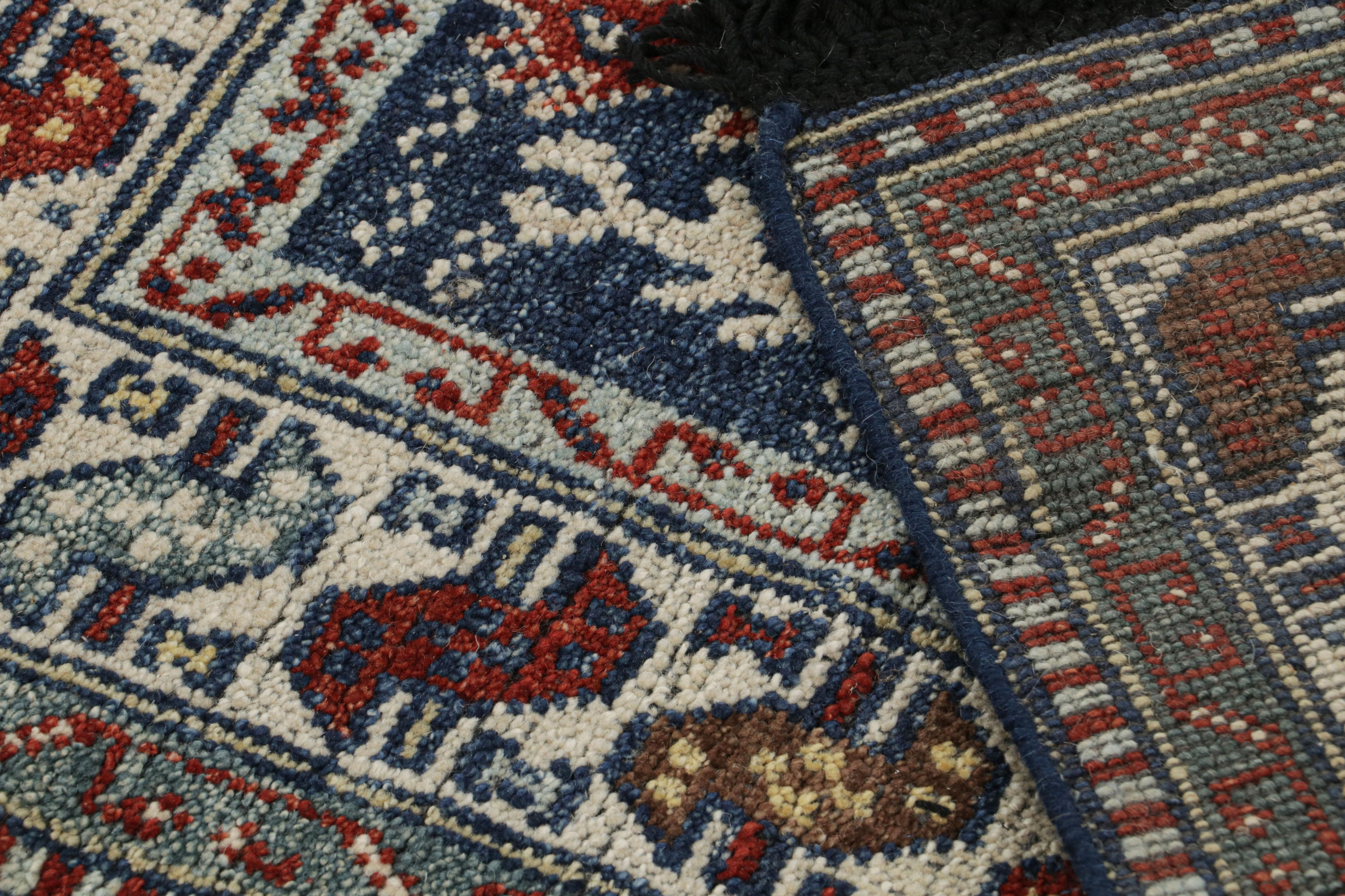 Laine Rug & Kilim's Blue Tribal Style Square Rug with Primitivist Geometric Patterns (tapis carré bleu de style tribal avec des motifs géométriques primitivistes) en vente