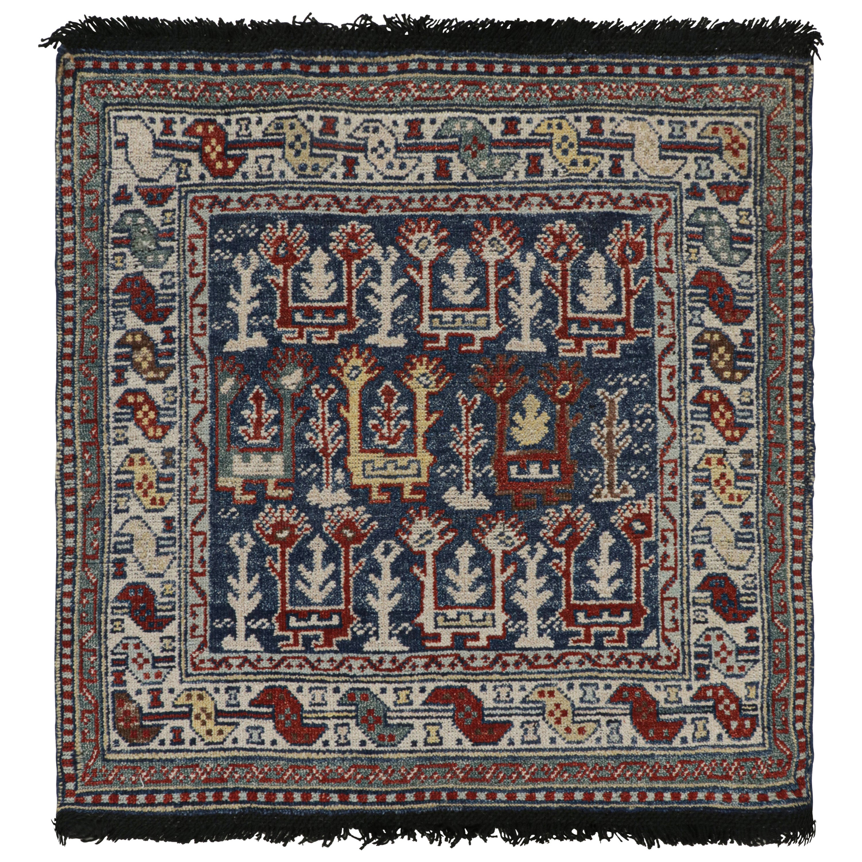 Rug & Kilim - Tappeto quadrato blu in stile tribale con motivi geometrici primitivisti