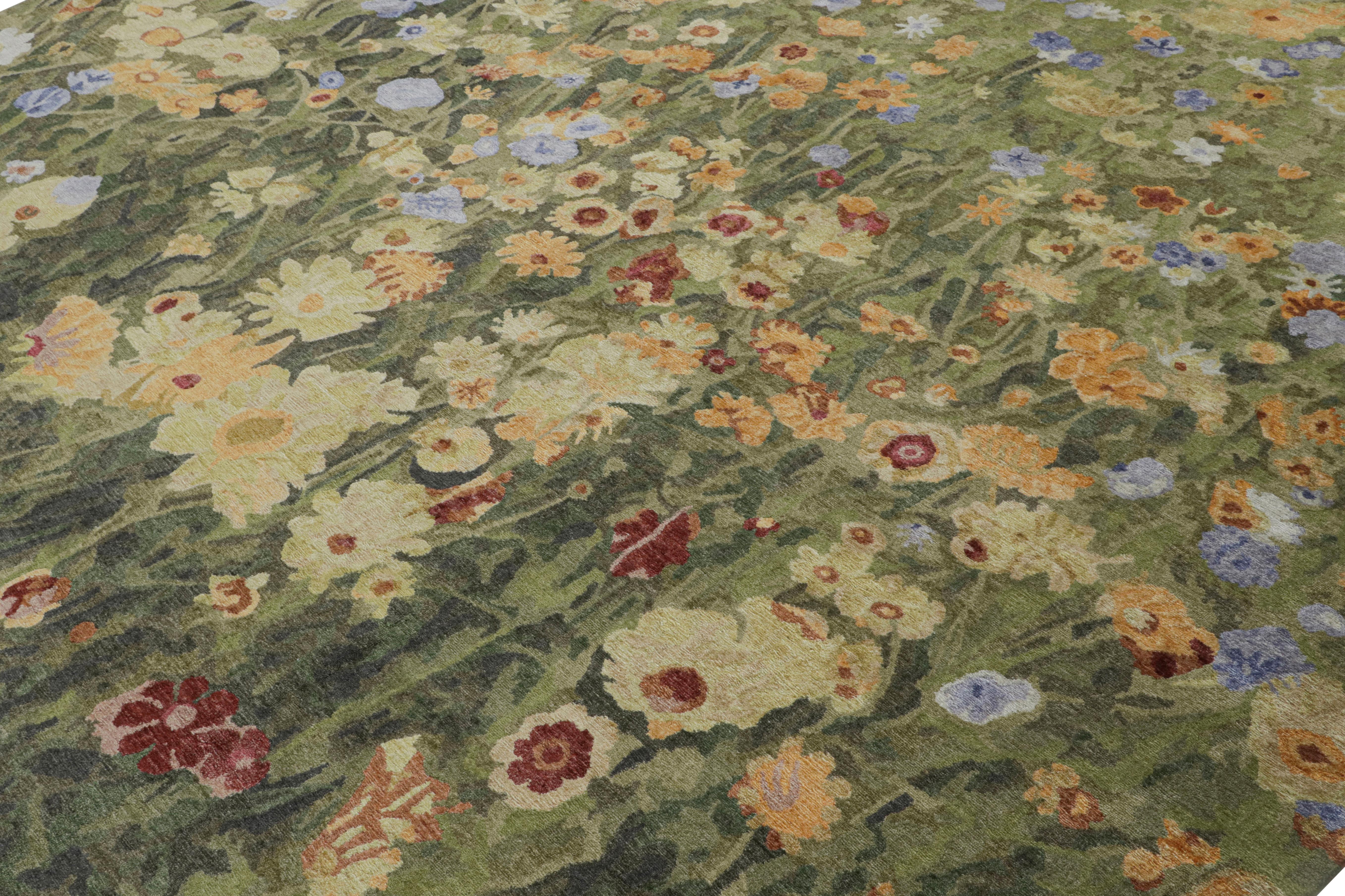 Botanischer Teppich von Rug & Kilim in Grün mit Blumenmustern - Sommertraum  (Moderne) im Angebot