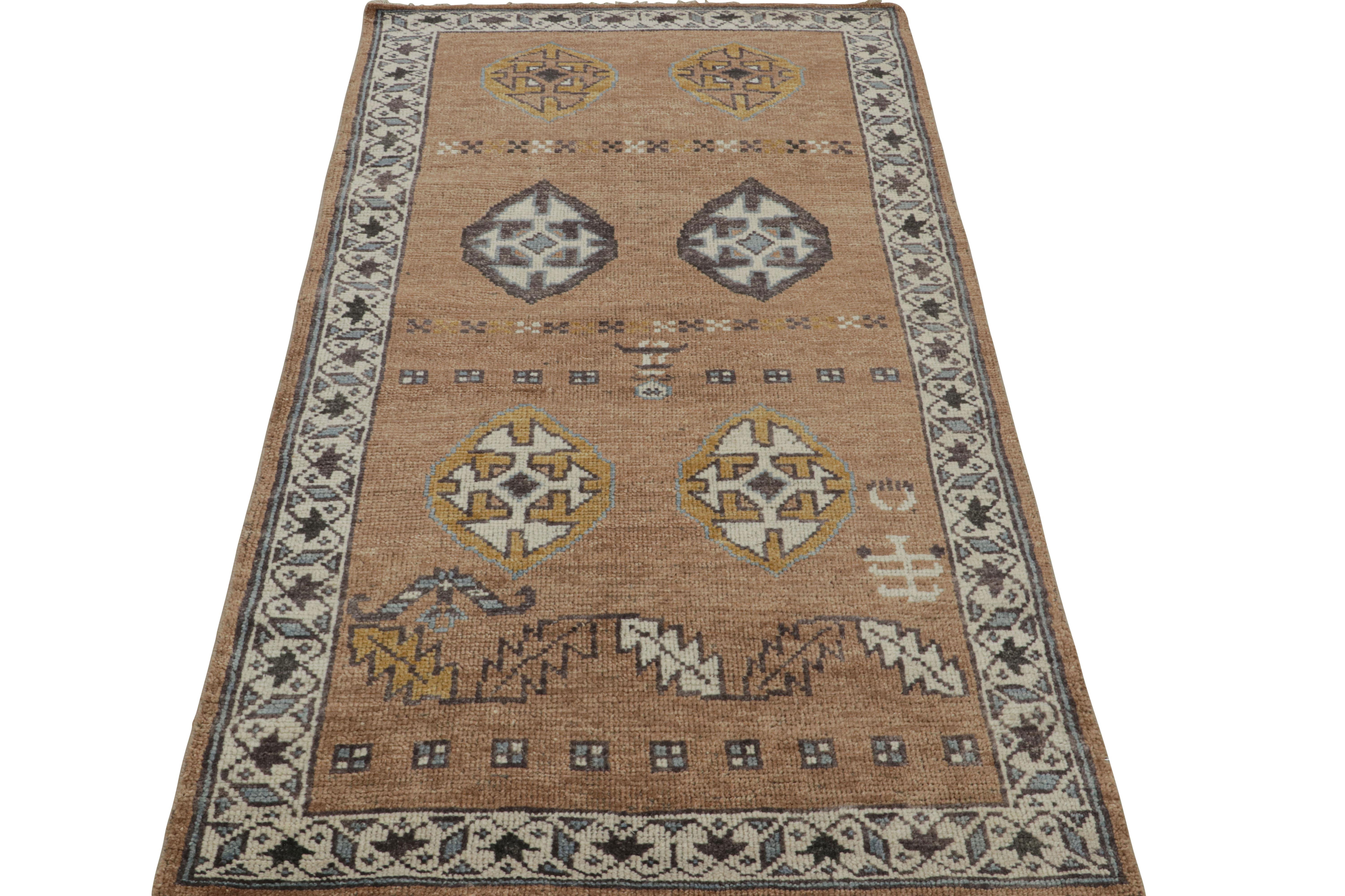 Brauner Stammesläufer von Rug & Kilim mit primitivistischen geometrischen Mustern (Moderne) im Angebot