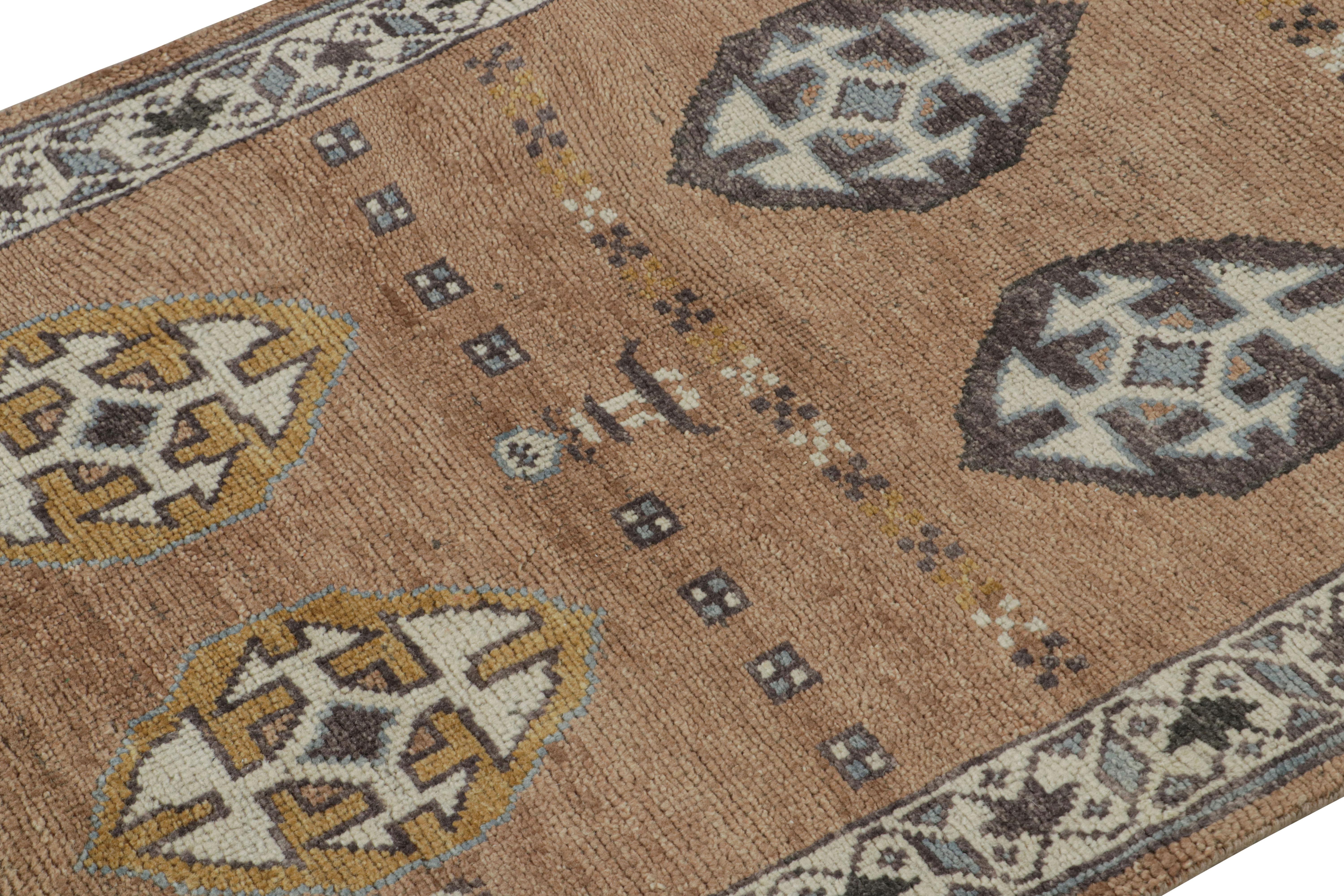 Brauner Stammesläufer von Rug & Kilim mit primitivistischen geometrischen Mustern (Indisch) im Angebot