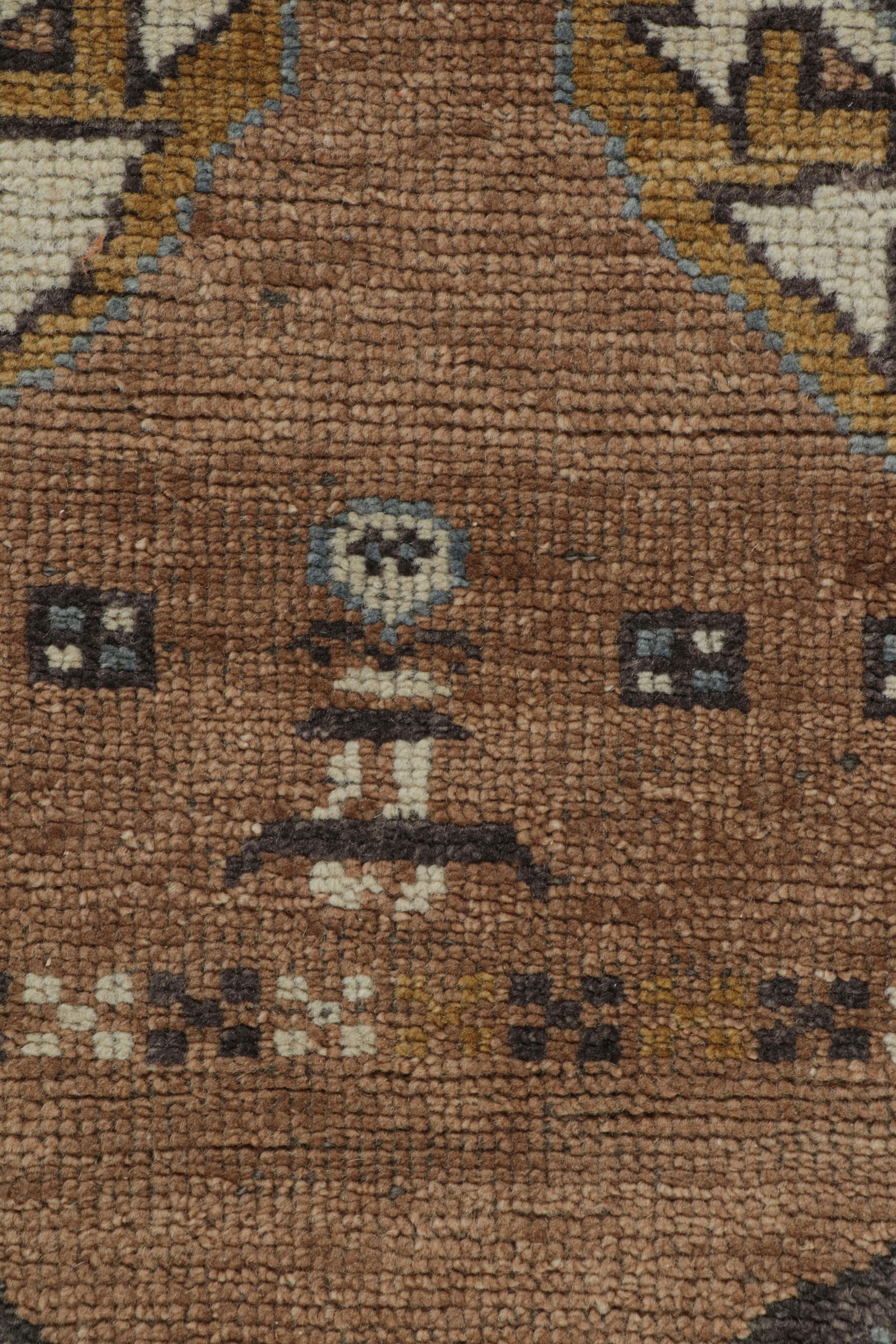 Brauner Stammesläufer von Rug & Kilim mit primitivistischen geometrischen Mustern im Zustand „Neu“ im Angebot in Long Island City, NY