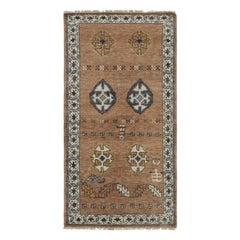 Brauner Stammesläufer von Rug & Kilim mit primitivistischen geometrischen Mustern