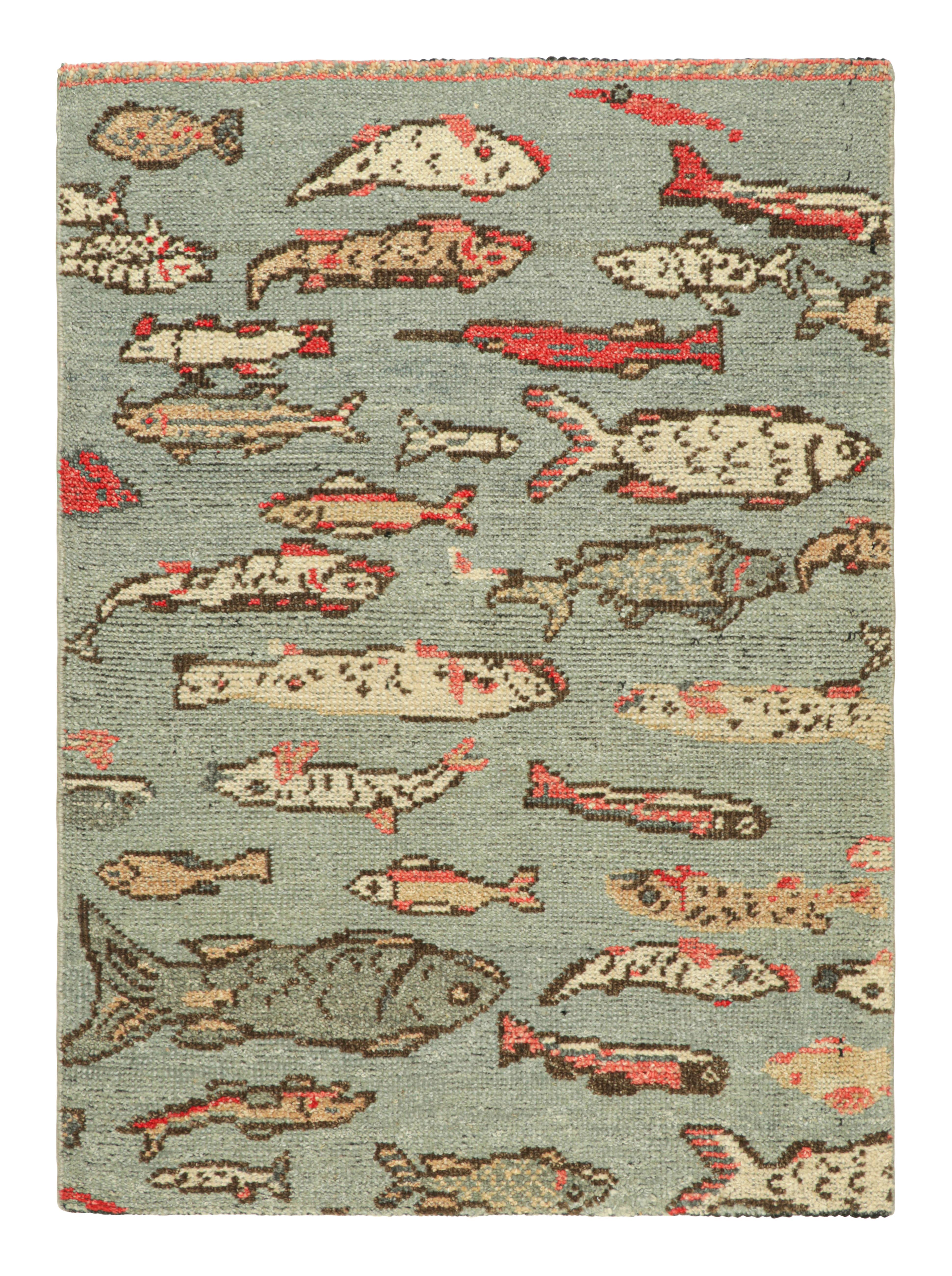 Tessuto a mano Rug & Kilim è un campione di tappeto Burano personalizzato in blu con pesci colorati. in vendita